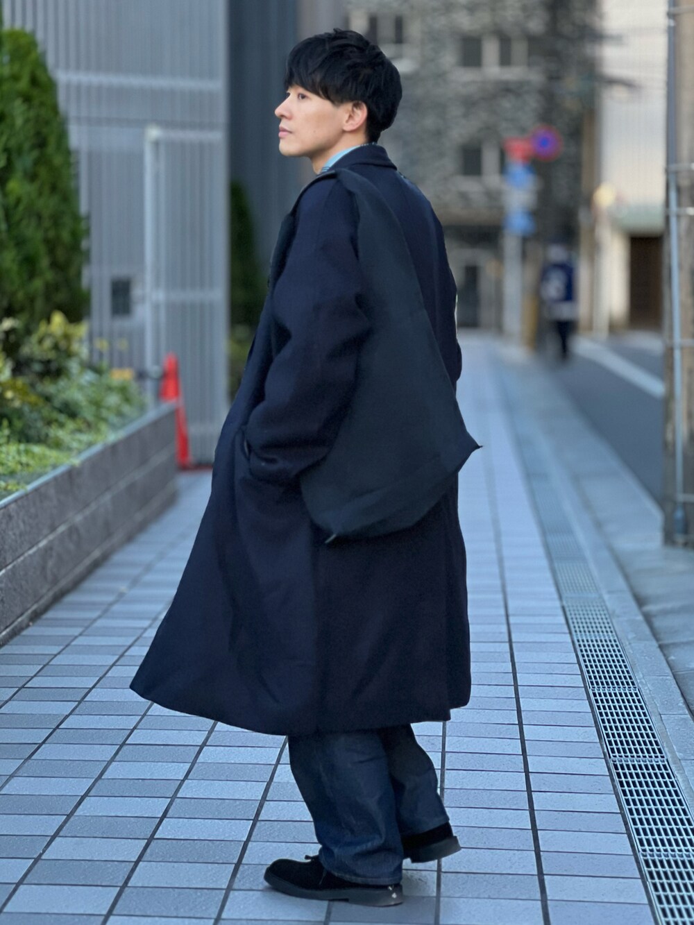 「スカーフ、私の推しブランド、きれいめカジュアル、大人カジュアル、デニム、AURALEE、ロングコート、ブーツ、カーディガン、レイヤードスタイル、チェスターコート、シンプルコーデ、トートバッグ、ワントーンコーデ、レザー」｜「Hender Schemeのazuma bag big（トートバッグ、ブラック系）」を使った、ゆっきーさん（骨格ウェーブ・メンズ・165cm）の冬コーディネートの3枚目の写真