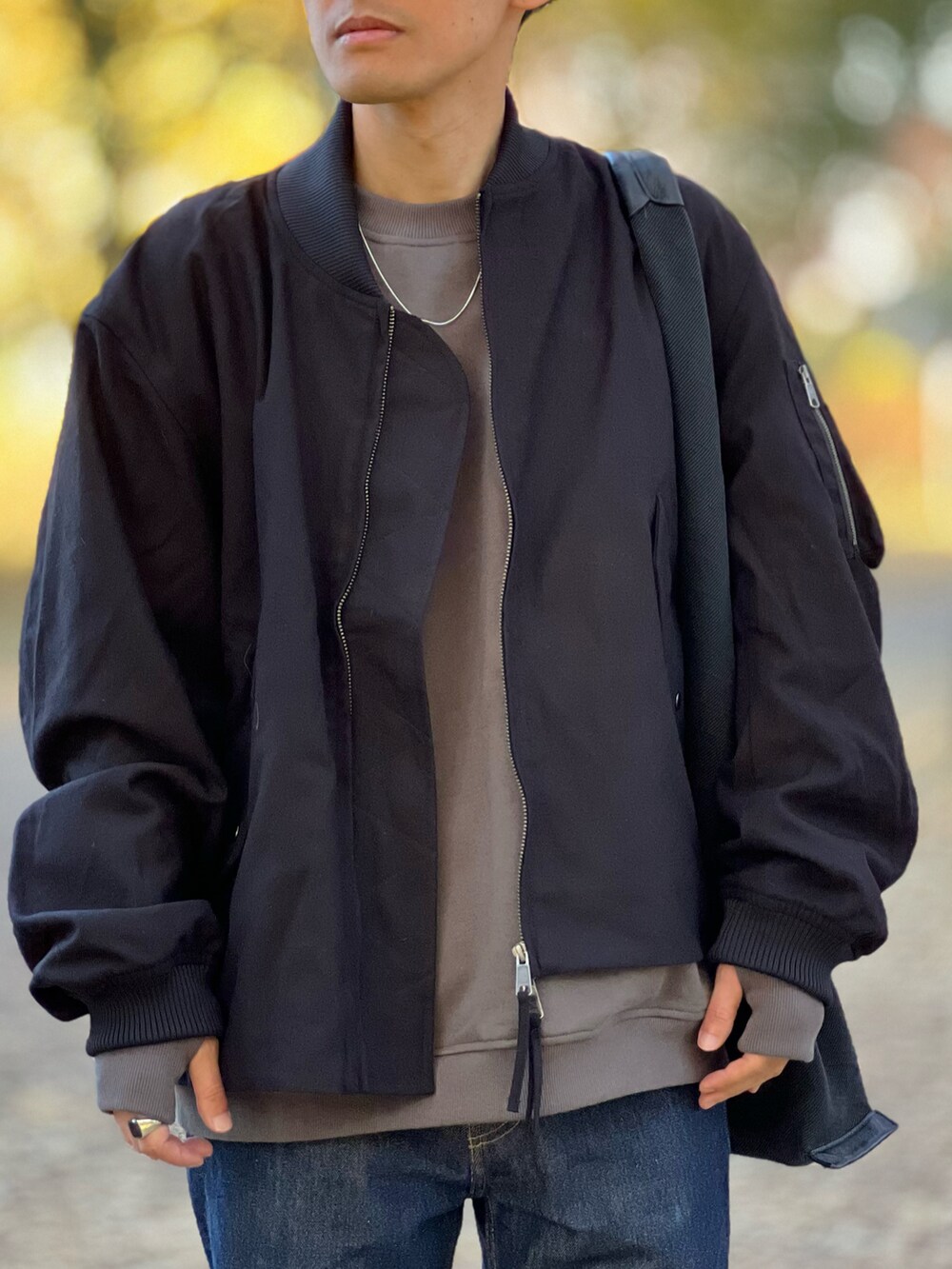 「MidlandFootWears、低身長、30代コーデ、40代ファッション、きれいめカジュアル、大人カジュアル、冬コーデ、スウェット、冬アウター、マイベストコーデ2023、MA-1、新星WEARISTAにエントリー、デニム、お出かけコーデ、プチプラ」｜「Midland FootWearsのWEB限定 レザー ハイソール シャーク Uチップ コンビネーション シューズ / Midland Footwears 000008（ドレスシューズ、ブラック系）」を使った、ゆっきーさん（骨格ウェーブ・メンズ・165cm）の冬コーディネートの2枚目の写真