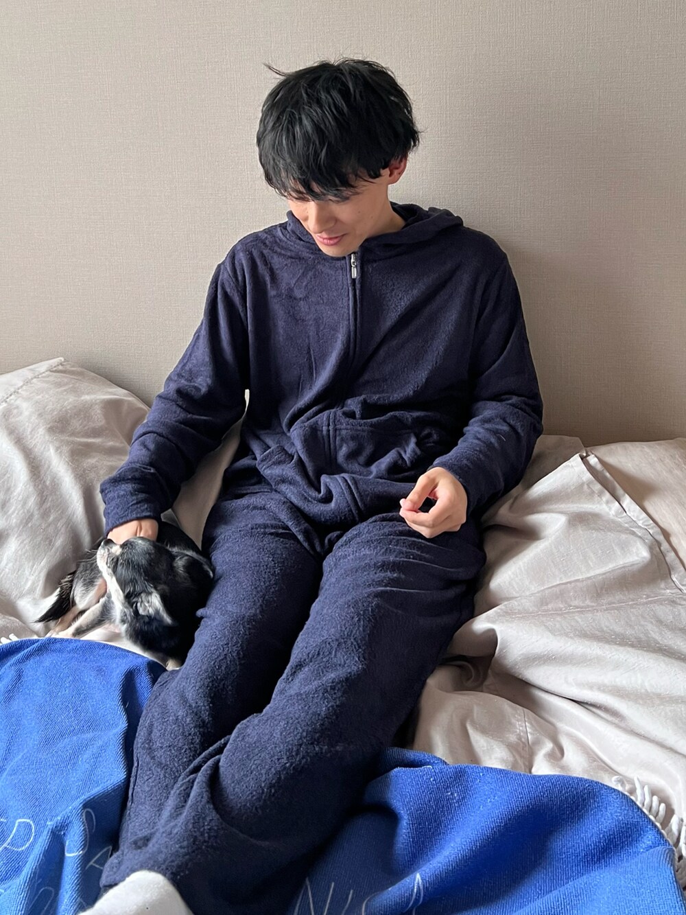 「sleeping.com、ルームウェア、スリーピングドットコム、パジャマ、休日スタイル、愛犬、チワワ、カップルコーデ、パーカー、シンプルコーデ、おうちファッション、おうち時間、リラックススタイル、リラックス」｜「sleeping.comのオリジナルの香り付き素材 メンズ・ゆるふわダブルパイルカットソージップアップパーカー（ルームウェア/パジャマ、ブルー系）」を使った、ゆっきーさん（骨格ウェーブ・メンズ・165cm）の冬コーディネートの2枚目の写真
