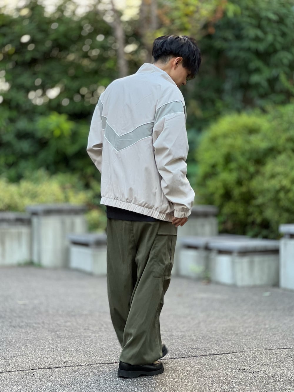 ホワイト系のジャージ、グリーン系のカーゴパンツ、ブラック系のドレスシューズを着用したメンズの秋コーディネートの3枚目の写真