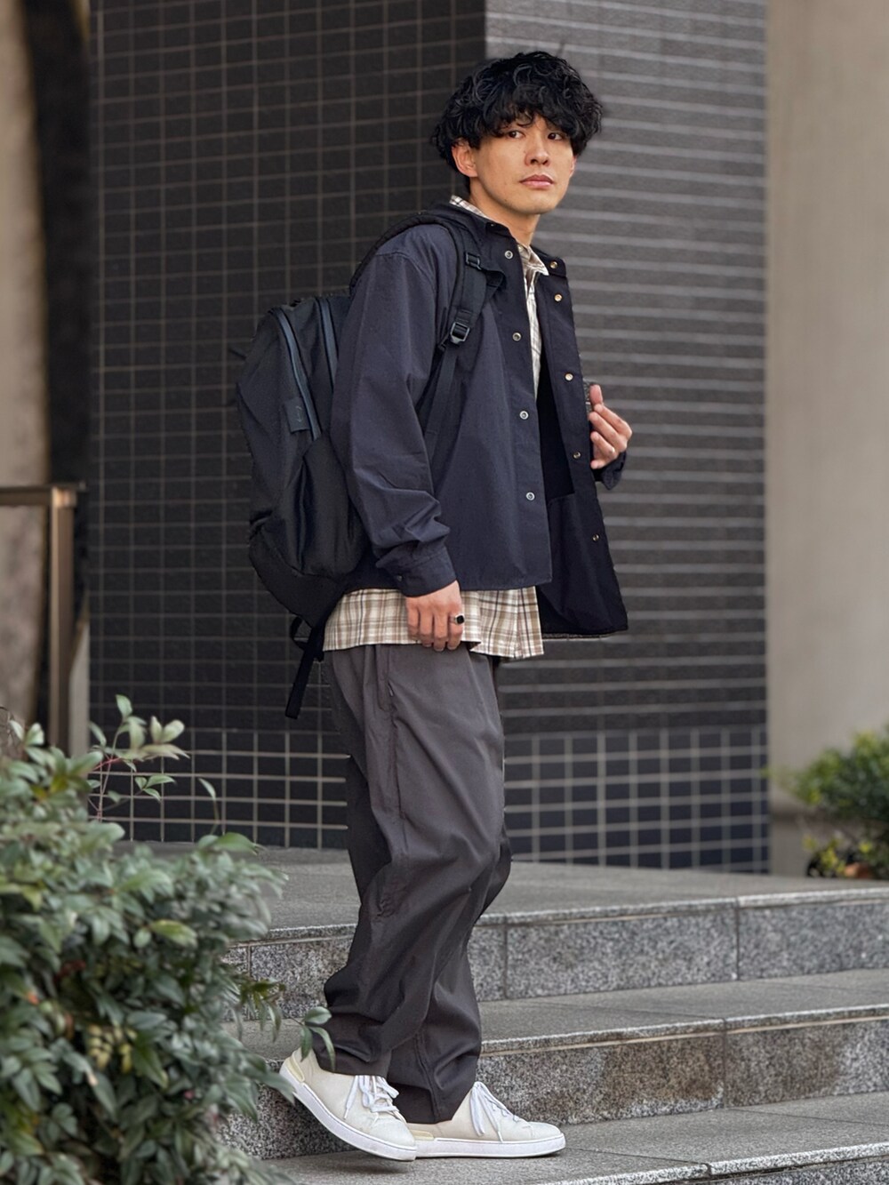 「春のおしゃ見えテクニック、春アウター、シャツアウター、きれいめカジュアル、meltum、スポーツミックス、レイヤードスタイル、レイヤード、シンプルコーデ、大人コーデ、スポーツmix、春コーデ、スニーカー、低身長、アウトドアスタイル」｜「meltumの【meltum/メルタム】WP CLIMBING TECH PANTS Sorona - WP クライミングテックパンツソロナ（その他パンツ、グレー系）」を使った、ゆっきーさん（骨格ウェーブ・メンズ・165cm）の春コーディネートの3枚目の写真