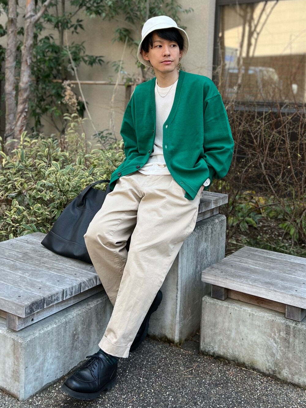「カラーニット、チノパン、革靴、厚底シューズ、バケットハット、シンプルコーデ、ビッグシルエット、カーディガン、オーバーサイズ、春ニット、リラックススタイル、低身長、グリーン、ベージュ、春コーデ」｜「MONO-MARTのハイゲージスプリングニットオーバールーズカーディガン 2022SPRING（カーディガン/ボレロ、グリーン系）」を使った、ゆっきーさん（メンズ・165cm）の冬コーディネートの2枚目の写真