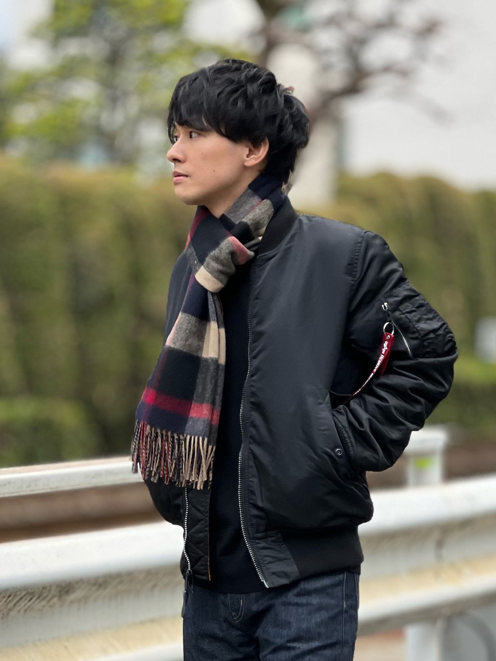 「デニム、ブーツ、MA-1、チェック、マフラーぐるぐる、クリスマスに着たい服、ダウンジャケット、レイヤードスタイル、マイベストコーデ2022、赤、休日スタイル、大人カジュアル、プチプラ、シンプルコーデ」｜「ALPHAのAlpha Industries/アルファインダストリーズ MA-1タイト フライトジャケット（日本スペック）リバーシブル（MA-1、ブラック系）」を使った、ゆっきーさん（骨格ウェーブ・メンズ・165cm）の冬コーディネートの2枚目の写真