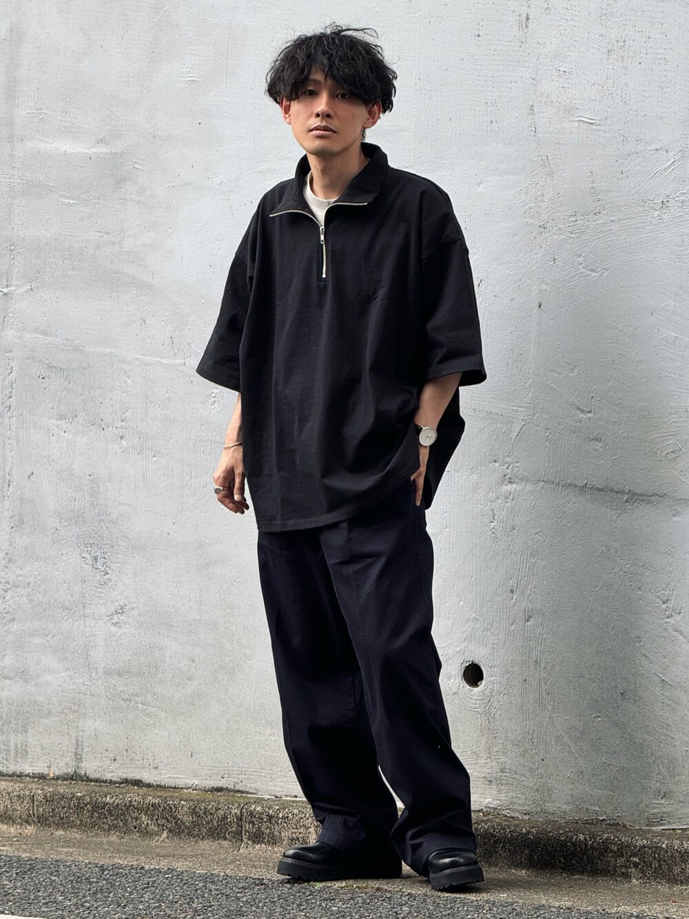 「serace、ハーフジップ、ワイドパンツ、スラックス、レイヤードスタイル、デートコーデ、大人カジュアル、きれいめカジュアル、春夏コーデ、Tシャツ、プチプラ、レイヤード、お出かけコーデ、韓国ファッション、低身長」｜「SERACEの【SERACE】Oversize short sleeve half zip T-Shirt / オーバーサイズ半袖ハーフジップTシャツ（Tシャツ/カットソー、ブラック系）」を使った、ゆっきーさん（骨格ウェーブ・メンズ・165cm）の春コーディネートの2枚目の写真