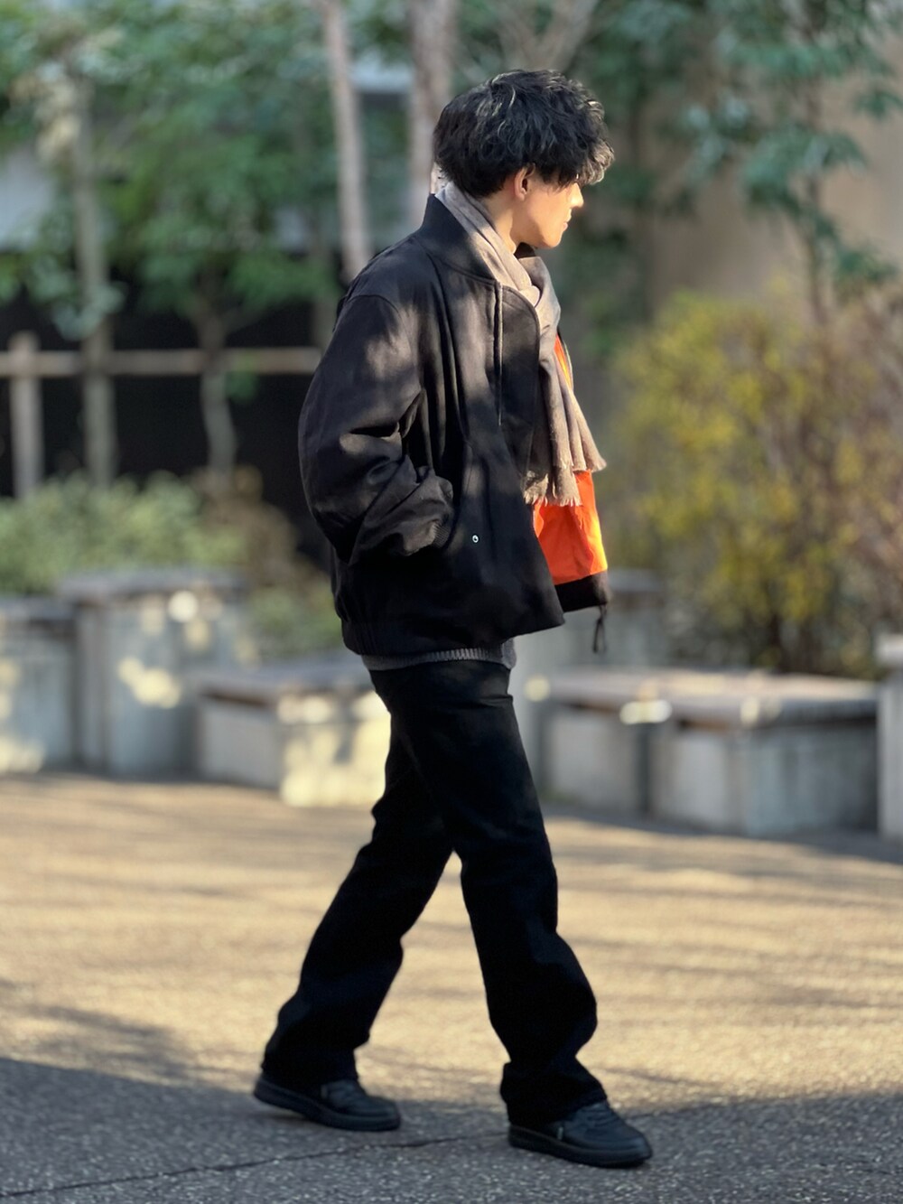 「今日のコスメと服、マイベストコーデ2023、デニム、ラフ、きれいめカジュアル、プチプラ、冬コーデ、ニット、レイヤードスタイル、マフラー、ストリート、低身長、モノトーン、モノトーンコーデ、大人カジュアル」｜「JiedaのOW FLARE DENIM PANTS（デニムパンツ、ブラック系）」を使った、ゆっきーさん（骨格ウェーブ・メンズ・165cm）の冬コーディネートの3枚目の写真