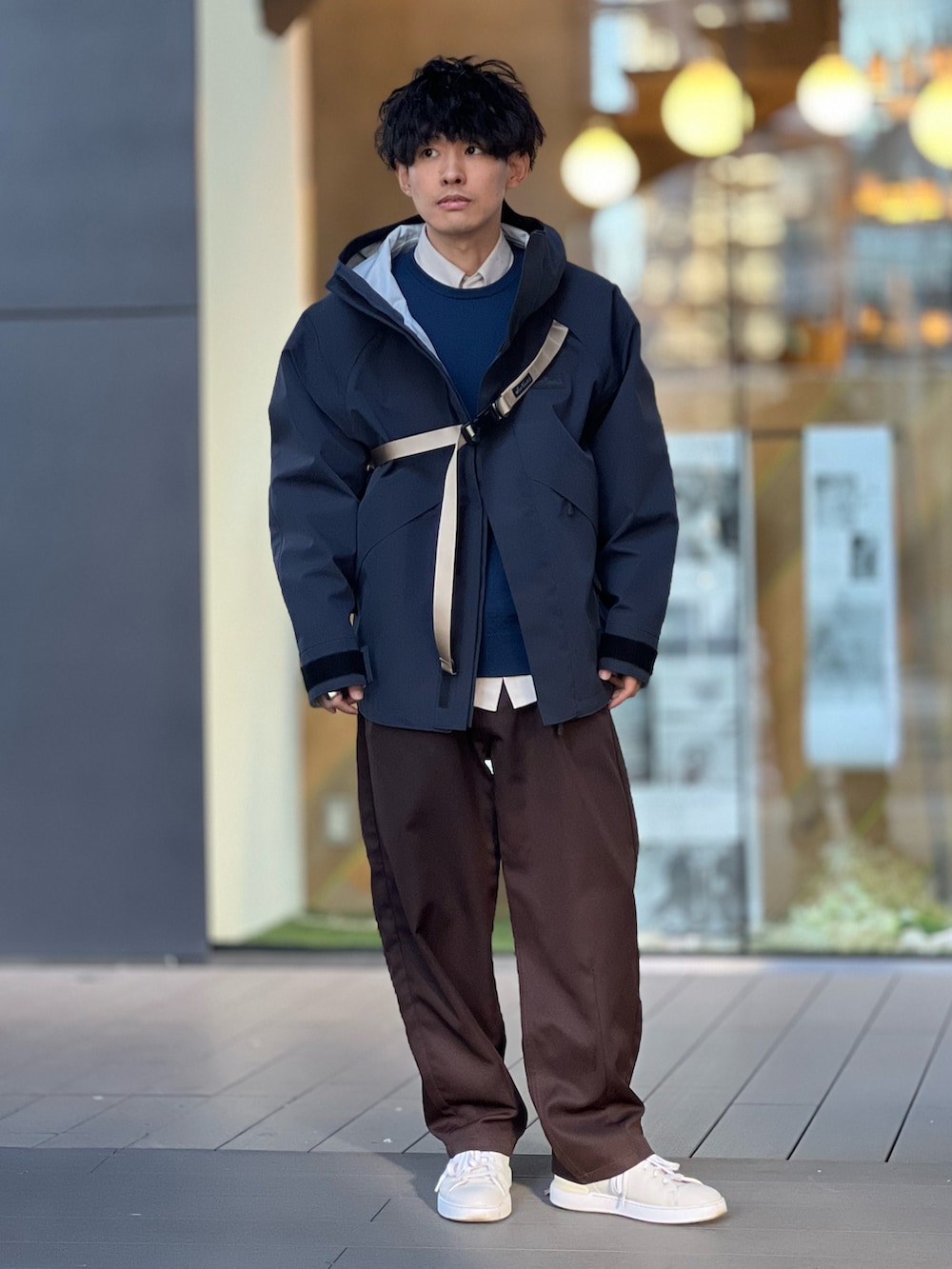 「スポーツミックス、マウンテンパーカー、冬アウター、冬コーデ、きれいめカジュアル、大人カジュアル、スニーカー、レイヤードスタイル、プチプラ、低身長、ストリート、休日スタイル、今日のコスメと服、スラックス、低身長コーデ」|「WILD THINGSの【WILDTHINGS / ワイルドシングス 別注】TOOLSTRAP DENALI JACKET / 3レイヤー マウンテンパーカー / ユニセックス(マウンテンパーカー、ブラック系)」を使った、ゆっきーさん(骨格ウェーブ・メンズ・165cm)の冬コーディネートの2枚目の写真