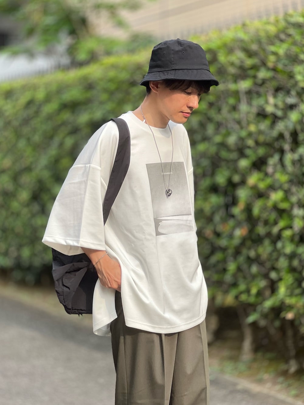 「みんなの白Tフェス、シンプルコーデ、きれいめカジュアル、大人カジュアル、夏コーデ、バケットハット、スラックス、プチプラ、フェススタイル、お出かけコーデ、夏セールで買いました、プリントT、低身長、ビッグシルエット、ラフコーデ」｜「Confirmのドレープとろみ ビッグシルエット 無地 / ワンポイント / フロントプリント オーバーサイズ半袖Tシャツ カットソー【Confirm】2023SS（Tシャツ/カットソー、ホワイト系）」を使った、ゆっきーさん（骨格ウェーブ・メンズ・165cm）の夏コーディネートの2枚目の写真