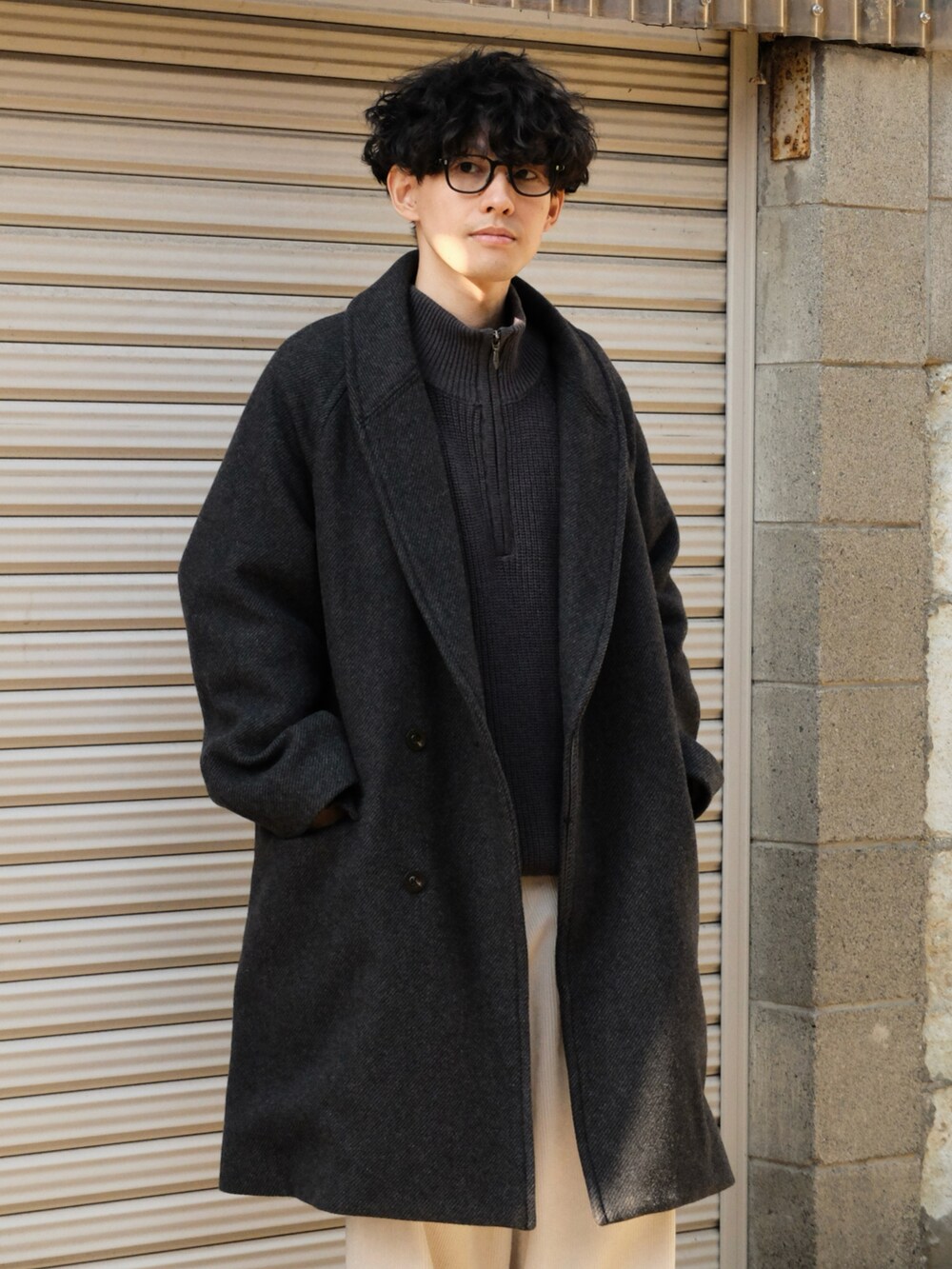 「モノトーンコーデ、低身長、shiun、チェスターコート、ニット、ブーツ、冬コーデ、クリスマスに着たい服、ロングコート、冬アウター、マイベストコーデ2023、新星WEARISTAにエントリー、クリスマスコーデ、デートコーデ、コート」｜「shiunのWOOL SHAWL COLLAR COAT（チェスターコート、グレー系）」を使った、ゆっきーさん（骨格ウェーブ・メンズ・165cm）の冬コーディネートの2枚目の写真