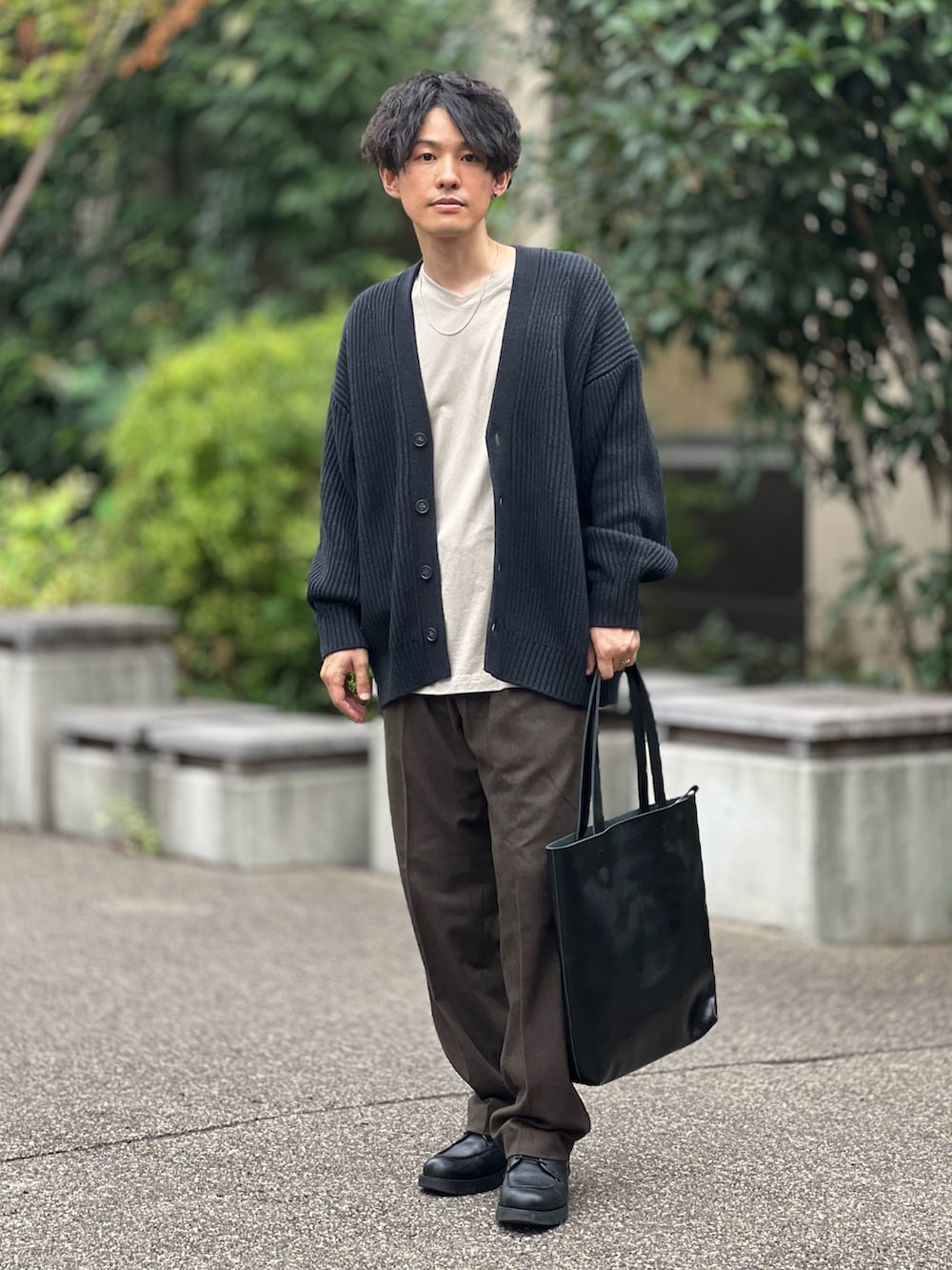 ブラック系のトートバッグ、ブラック系のカーディガン/ボレロ、ブラック系のドレスシューズを着用したメンズの秋コーディネートの4枚目の写真