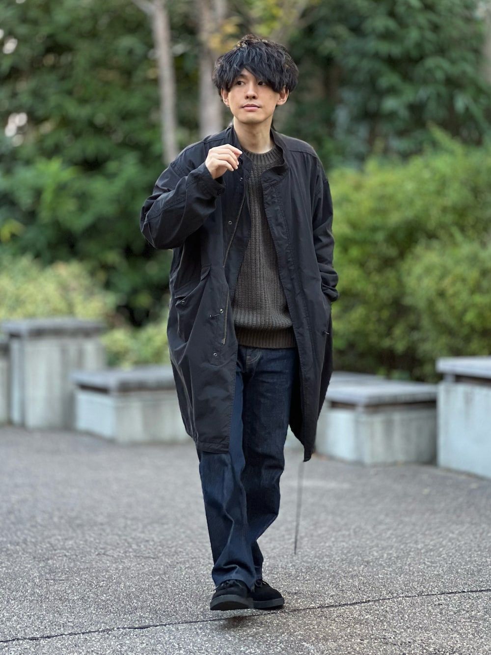 「デニム、ニット、モッズコート、シンプルコーデ、低身長、きれいめカジュアル、大人カジュアル、ブーツ、clarks、秋コーデ、冬コーデ、秋冬コーデ、お出かけコーデ、休日スタイル、ファッションを楽しもう」｜「ARMY TWILLの【ARMY TWILL×JS / アーミーツイル】別注 FISH TAIL COAT（モッズコート、ブラック系）」を使った、ゆっきーさん（骨格ウェーブ・メンズ・165cm）の秋コーディネートの2枚目の写真