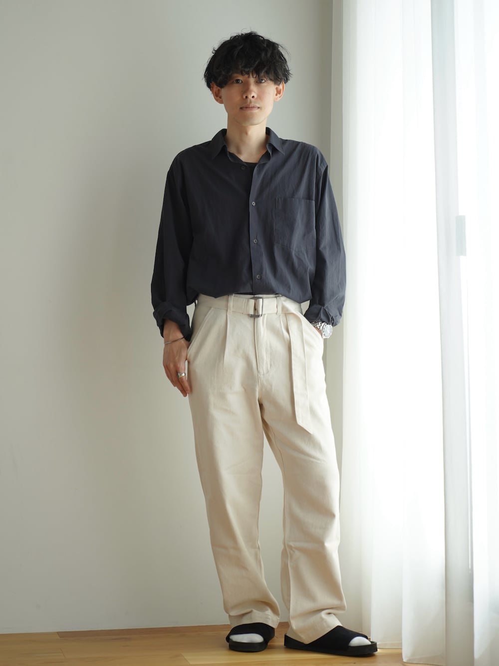 「PR、Bleme、COMOLI、大人カジュアル、大人コーデ、モノトーン、モノトーンコーデ、プチプラ、きれいめカジュアル、デニム、韓国ファッション、お出かけコーデ、デートコーデ、低身長、シンプルコーデ」｜「Blemeのベルテッドデニム　ワイドスラックス　デニムパンツ（デニムパンツ、ホワイト系）」を使った、ゆっきーさん（骨格ウェーブ・メンズ・165cm）の春コーディネートの2枚目の写真