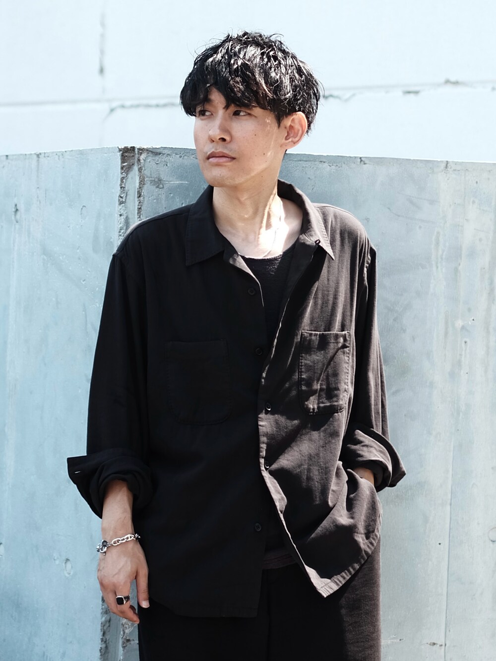 「shiun、シウン、LIDnM、リドム、休日スタイル、低身長、低身長コーデ、低身長男子、大人カジュアル、大人コーデ、30代コーデ、30代、40代ファッション、ラフ、オールブラック」｜「shiunのアイテム（シャツ/ブラウス、ブラック系）」を使った、ゆっきーさん（骨格ウェーブ・メンズ・165cm）の夏コーディネートの3枚目の写真