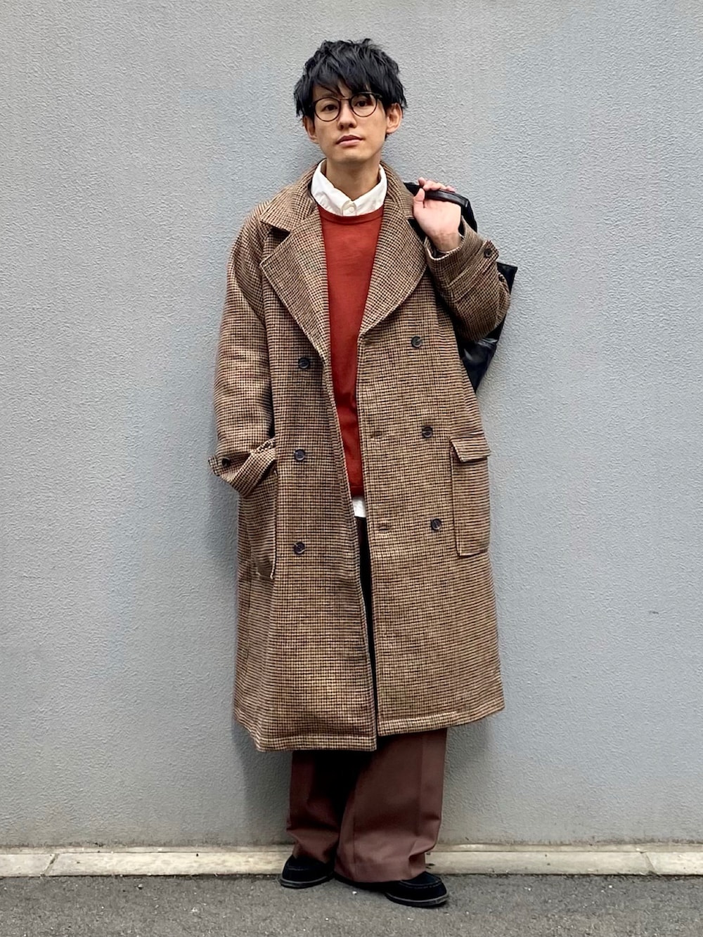「チェック、トートバッグ、ビッグシルエット、チェスターコート、トレンチコート、ローファー、UNIQLO、冬コーデ、レイヤードスタイル、ブラウン、低身長、30代、アルスターコート、チェック柄に恋してる、ender products」|「ENDER PRODUCTSのオーバーサイズ メルトン アルスターロングダブルコート/ラグランルーズスリーブ【ENDER PRODUCTS/エンダープロダクツ】(チェスターコート、その他)」を使った、ゆっきーさん(メンズ・165cm)の秋コーディネートの2枚目の写真