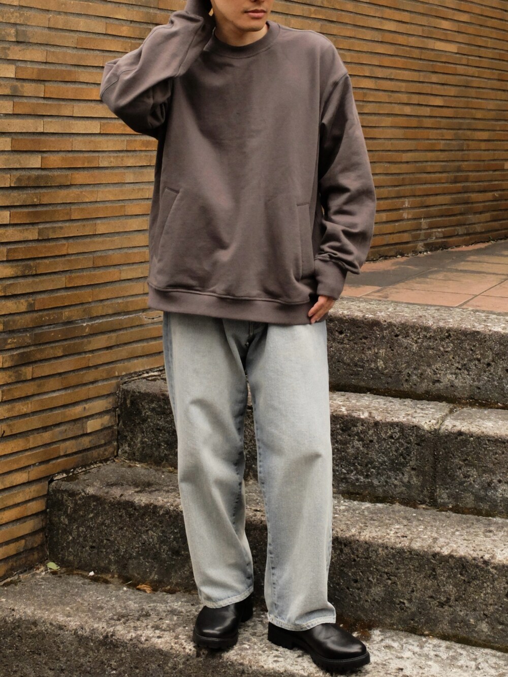 「RHYTHR、shiun、シンプルコーデ、デニム、スウェット、きれいめカジュアル、古着MIX、休日スタイル、マイベストコーデ2023、お出かけコーデ、30代コーデ、大人コーデ、40代ファッション、新星WEARISTAにエントリー、プチプラ」｜「RHYTHRのアイテム（スウェット、グレー系）」を使った、ゆっきーさん（骨格ウェーブ・メンズ・165cm）の冬コーディネートの2枚目の写真