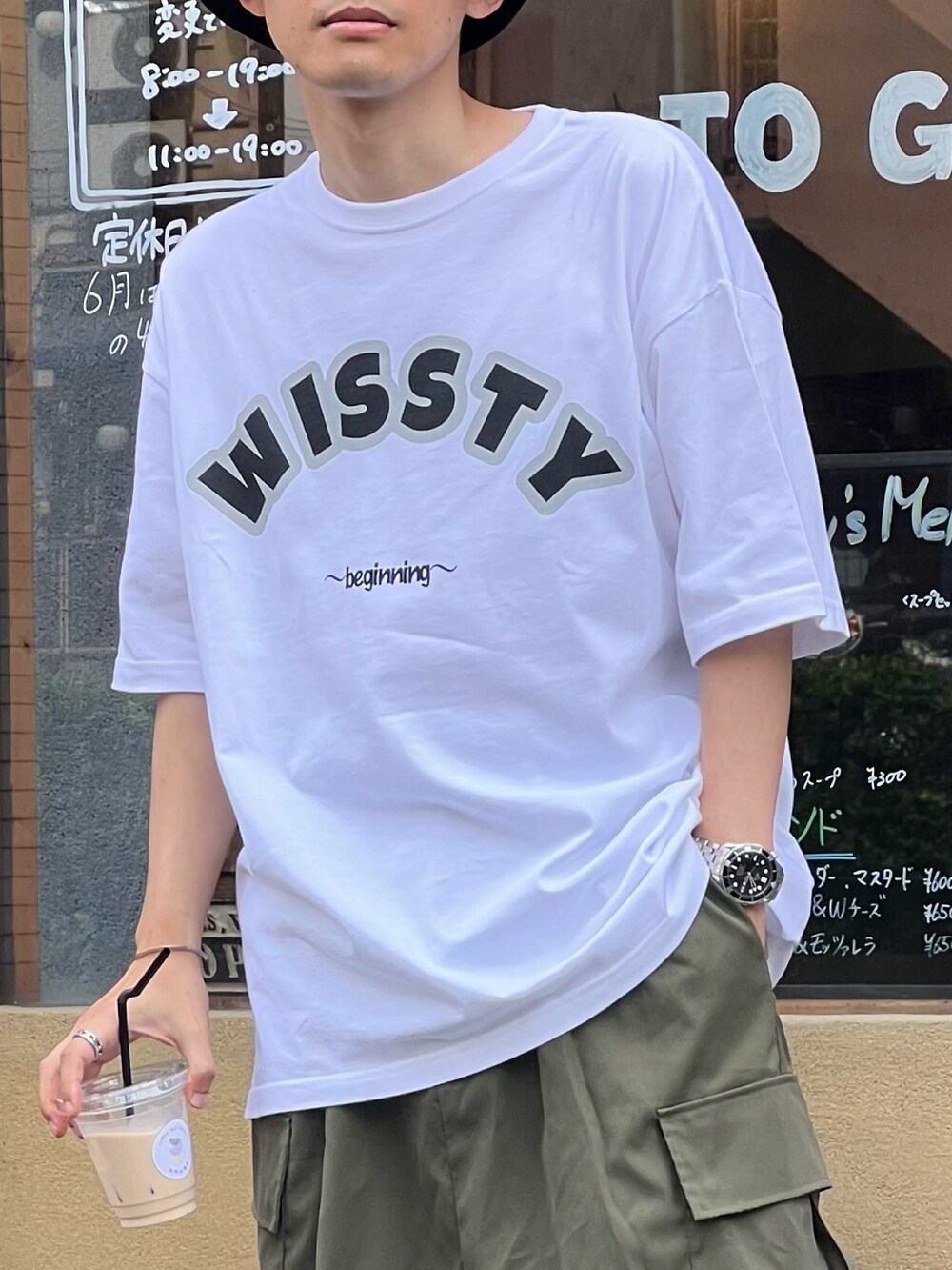 ホワイト系のTシャツ/カットソー、グリーン系のカーゴパンツ、ブラック系のサンダルを着用したメンズの夏コーディネートの2枚目の写真