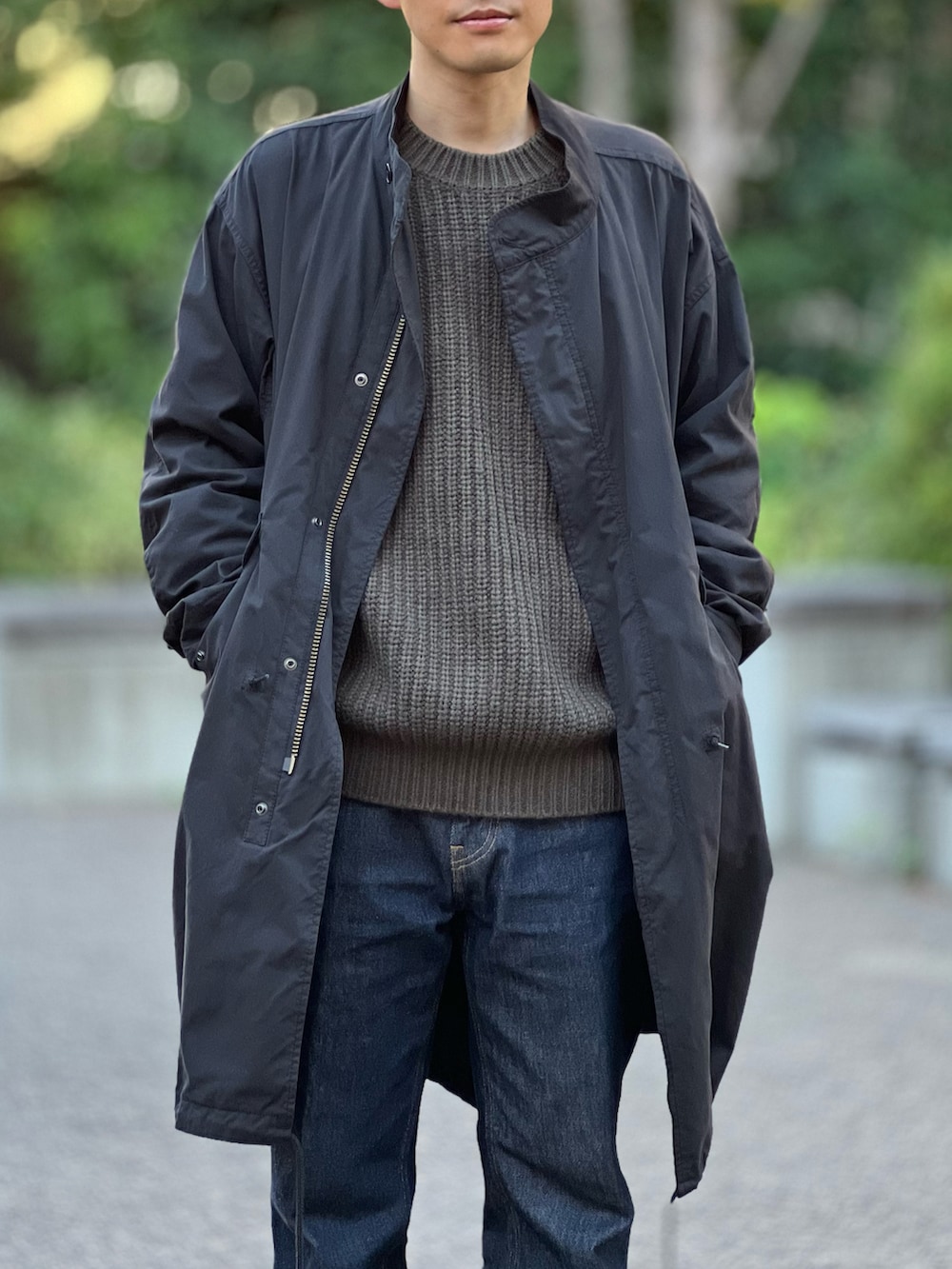 「デニム、ニット、モッズコート、シンプルコーデ、低身長、きれいめカジュアル、大人カジュアル、ブーツ、clarks、秋コーデ、冬コーデ、秋冬コーデ、お出かけコーデ、休日スタイル、ファッションを楽しもう」｜「ARMY TWILLの【ARMY TWILL×JS / アーミーツイル】別注 FISH TAIL COAT（モッズコート、ブラック系）」を使った、ゆっきーさん（骨格ウェーブ・メンズ・165cm）の秋コーディネートの4枚目の写真