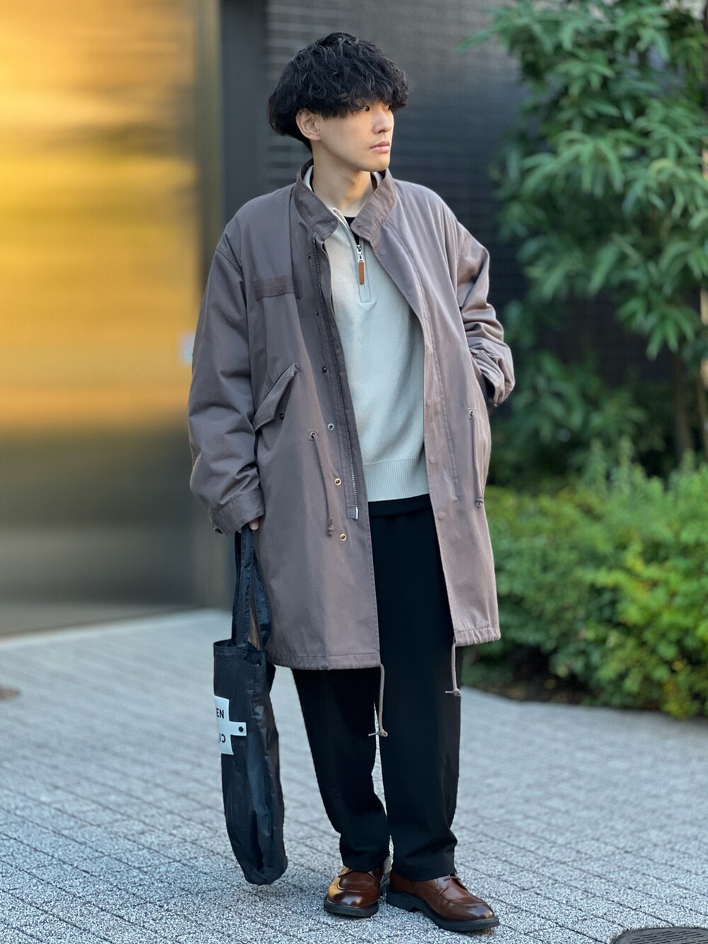 「冬コーデ、モッズコート、きれいめカジュアル、今日のコスメと服、ショルダーバッグ、トートバッグ、ワイドパンツ、お出かけコーデ、低身長、ハーフジップ、レイヤードスタイル、ロングコート、休日スタイル、ストリート、ブーツ」|「ADAM ET ROPE'の《新色追加・2点セット》M-65 ビッグシルエット モッズコート / コート&中綿ライナーセット / ライナー取り外し可能 / ユニセックス(モッズコート、ベージュ系)」を使った、ゆっきーさん(骨格ウェーブ・メンズ・165cm)の冬コーディネートの2枚目の写真