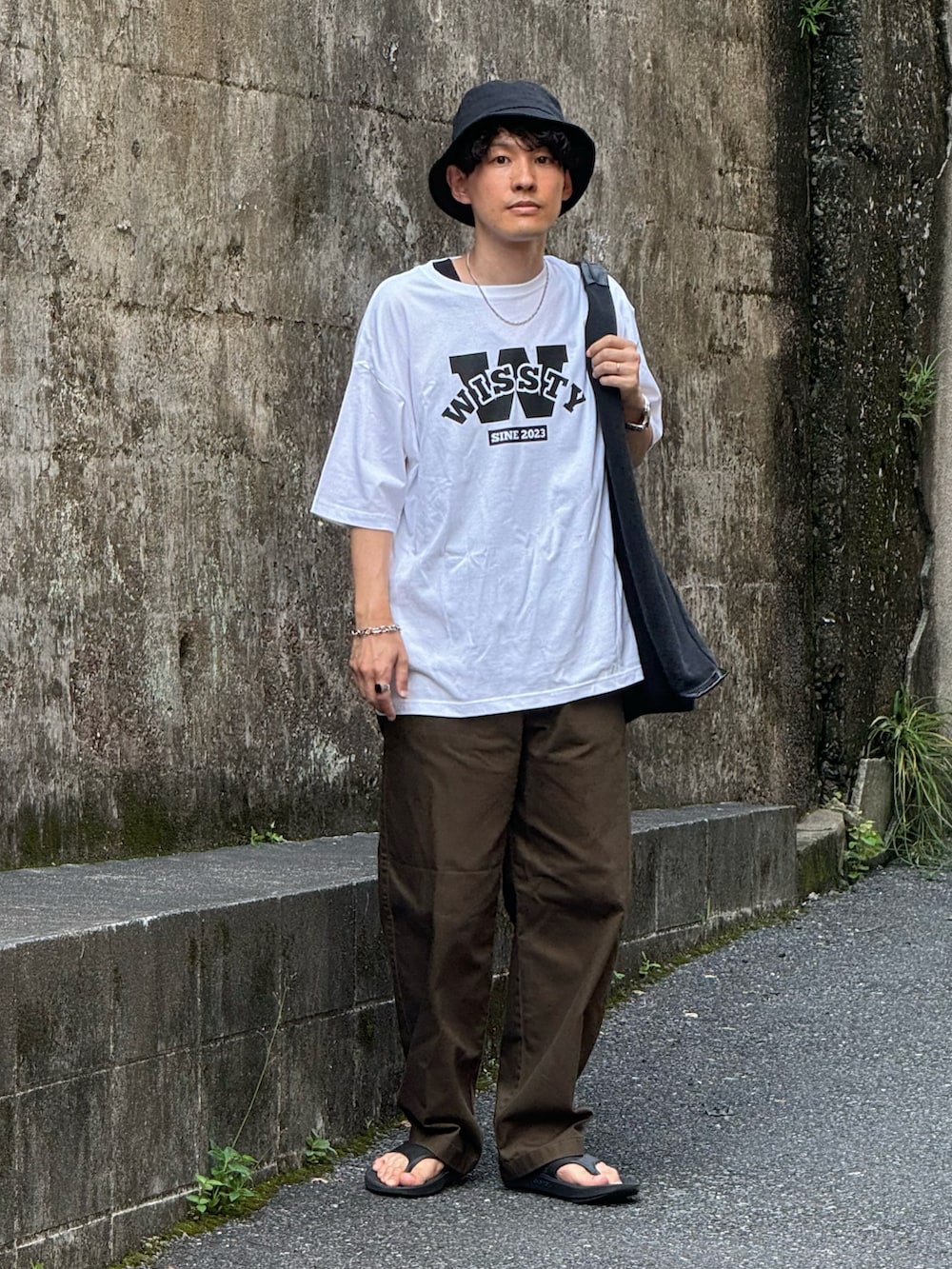 「夏コーデ、ロゴT、ストリート、トートバッグ、UNIQLO U、バケットハット、wissty、ウィスティー、低身長、低身長コーデ、シンプルコーデ、30代、40代、サンダル、プチプラ」｜「wisstyのwissty-ボーイ＆ガール・ロゴ-SSTEE（Tシャツ/カットソー、ホワイト系）」を使った、ゆっきーさん（骨格ウェーブ・メンズ・165cm）の夏コーディネートの2枚目の写真