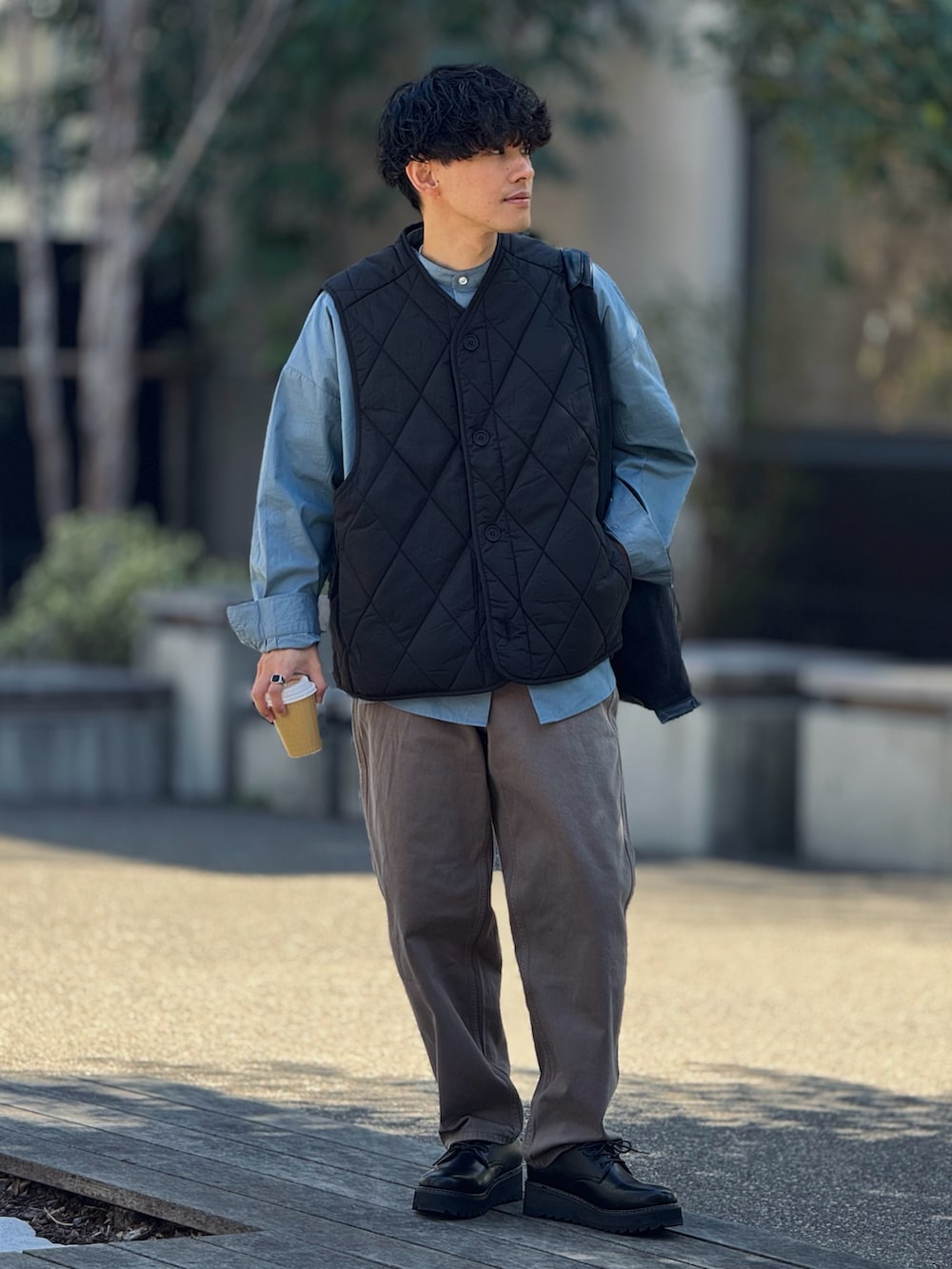 「春のおしゃ見えテクニック、春コーデ、ベスト、SINSS、シンプルコーデ、シンプル、春アウター、キルティング、きれいめカジュアル、お出かけコーデ、デニム、シャツスタイル、シャツコーデ、低身長、大人カジュアル」｜「SINSSのQuilted vest/キルティングベスト（撥水加工）（ベスト、ブラック系）」を使った、ゆっきーさん（骨格ウェーブ・メンズ・165cm）の春コーディネートの3枚目の写真