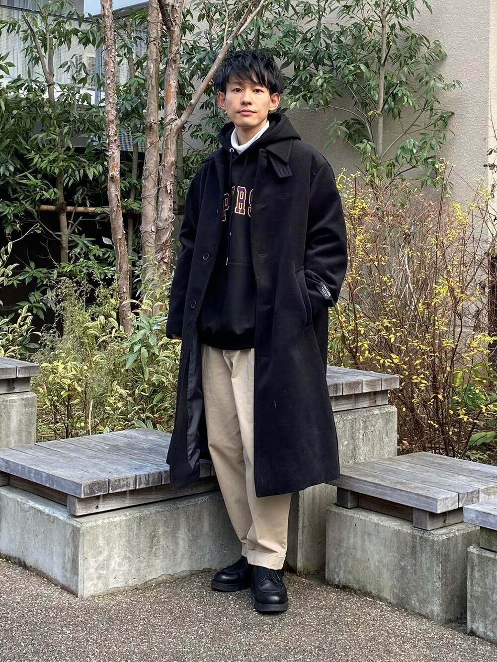 「冬コーデ、タートルネック、レイヤードスタイル、ロゴパーカー、韓国ファッション、韓国ストリート、大人カジュアル、革靴×靴下、低身長、シンプル、シンプルコーデ、休日スタイル、ステンカラーコート、ロングコート、コート×パーカー」｜「CYPHER3の【60】CYPHER3/サイファーサム Arch Classic Logo Hoodie（パーカー、ブラック系）」を使った、ゆっきーさん（メンズ・165cm）の冬コーディネートの2枚目の写真
