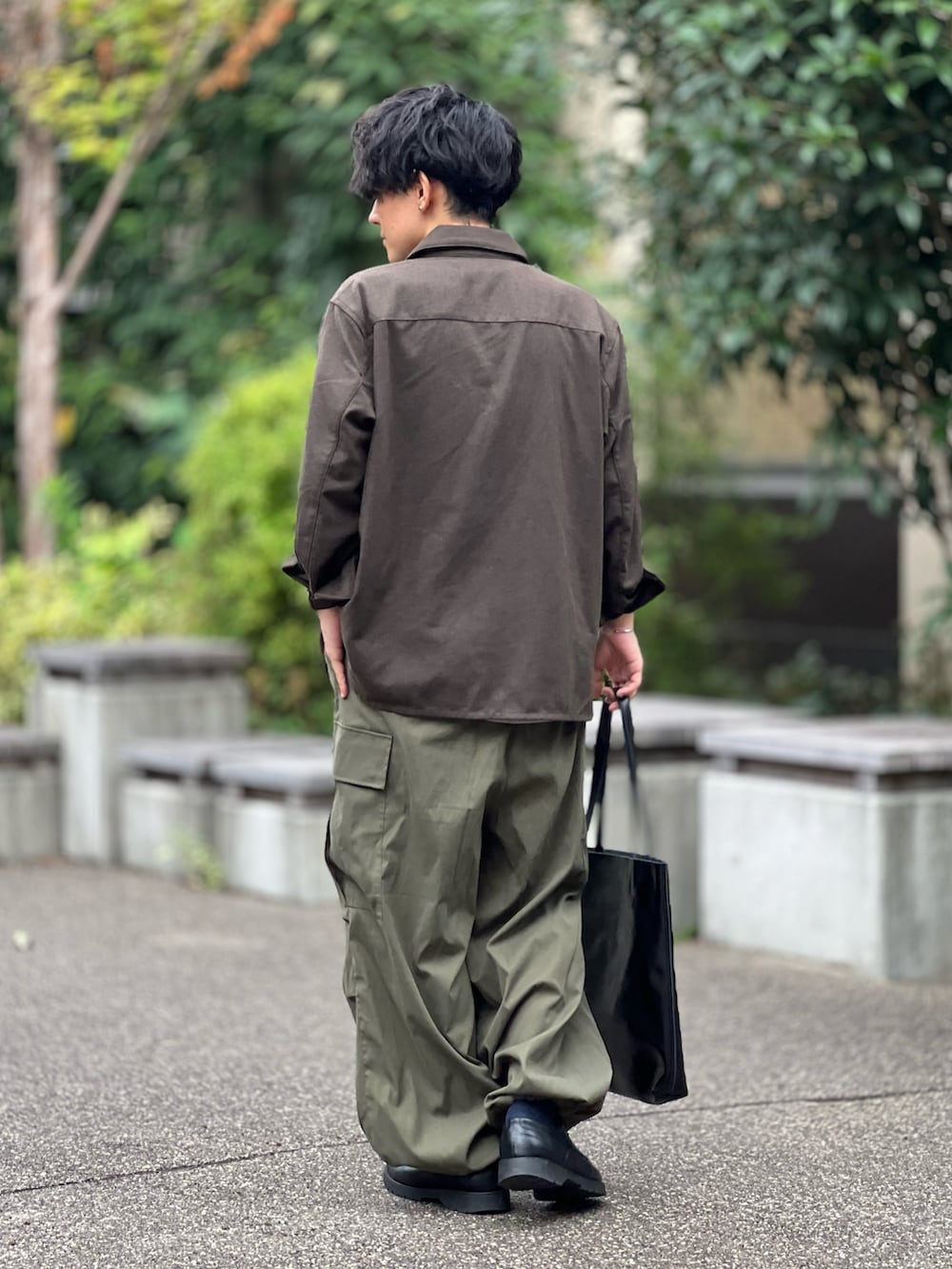 「カーゴパンツ、ワイドパンツ、パラシュートパンツ、アースカラー、ゆるコーデ、リラックススタイル、トートバッグ、秋コーデ、秋服準備はじめました、低身長、大人カジュアル、きれいめカジュアル、ストリートMIX、古着MIX、ミリタリー」｜「ConfirmのConfirm / コンファーム ワイドカーゴパンツ（カーゴパンツ、グリーン系）」を使った、ゆっきーさん（骨格ウェーブ・メンズ・165cm）の秋コーディネートの3枚目の写真