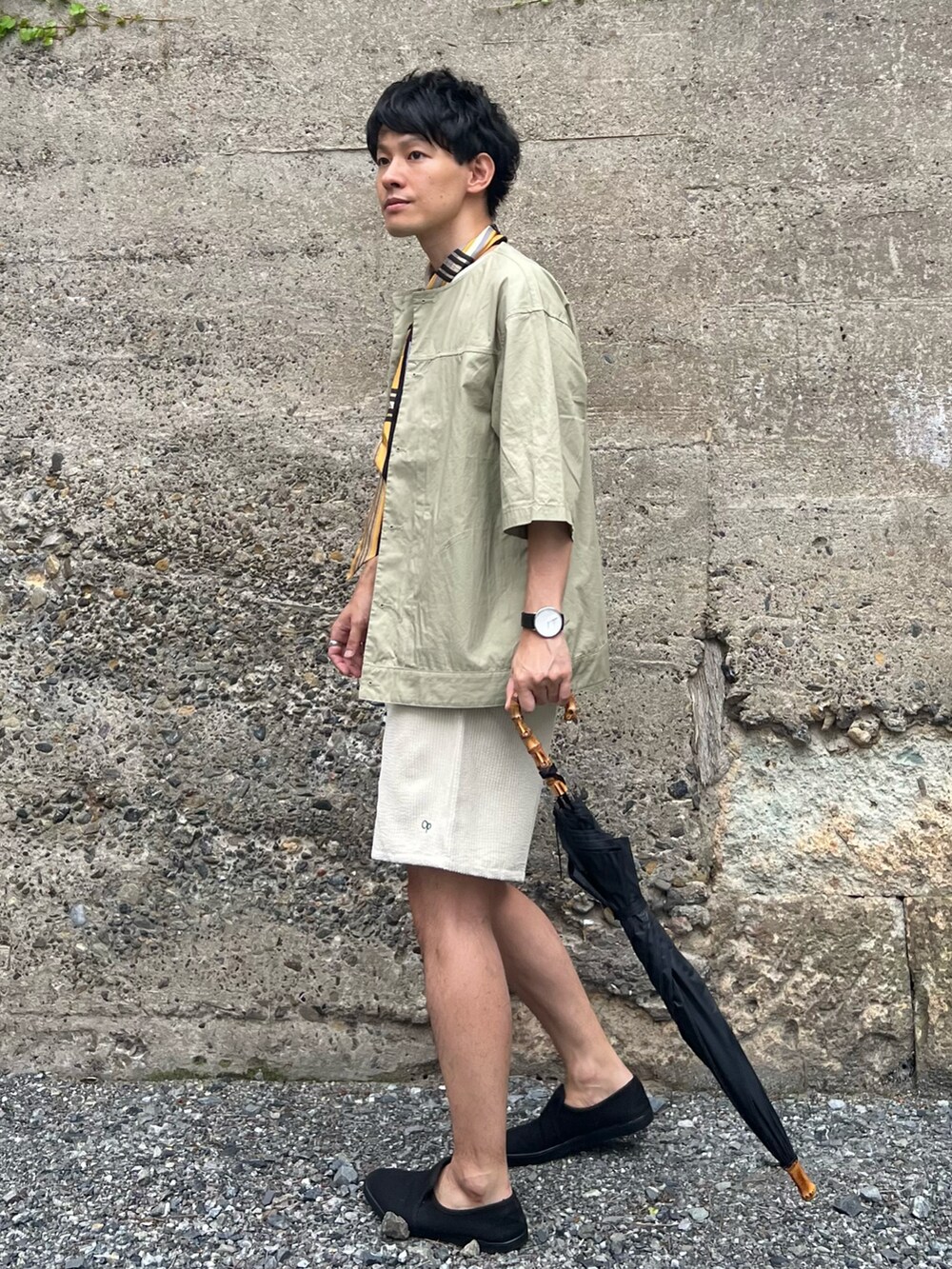 「夏コーデ、日傘、シャツスタイル、きれいめカジュアル、大人カジュアル、スカーフ、休日スタイル、ワントーンコーデ、ショートパンツ、ハーフパンツ、シンプルコーデ、低身長コーデ、utatane、紫外線対策、うたたね部」|「FORK&SPOONのFORK&SPOON ノーカラータックシャツ(シャツ/ブラウス、ベージュ系)」を使った、ゆっきーさん(メンズ・165cm)の夏コーディネートの2枚目の写真