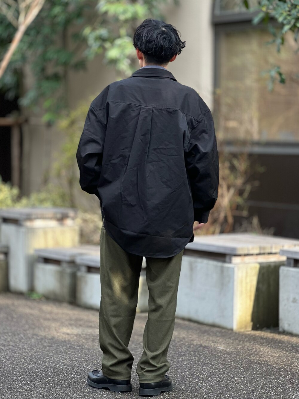 「似合うラボに行こう、serace、CPOジャケット、きれいめカジュアル、大人カジュアル、シンプルコーデ、レイヤードスタイル、レイヤード、プチプラ、カーゴパンツ、ハーフジップ、シャツスタイル、ストリート、春服みてみて、春コーデ」｜「SERACEの【SERACE】Long over military CPO shirt jacket / ロングオーバーミリタリーCPOシャツジャケット（ミリタリージャケット、ブラック系）」を使った、ゆっきーさん（骨格ウェーブ・メンズ・165cm）の春コーディネートの4枚目の写真