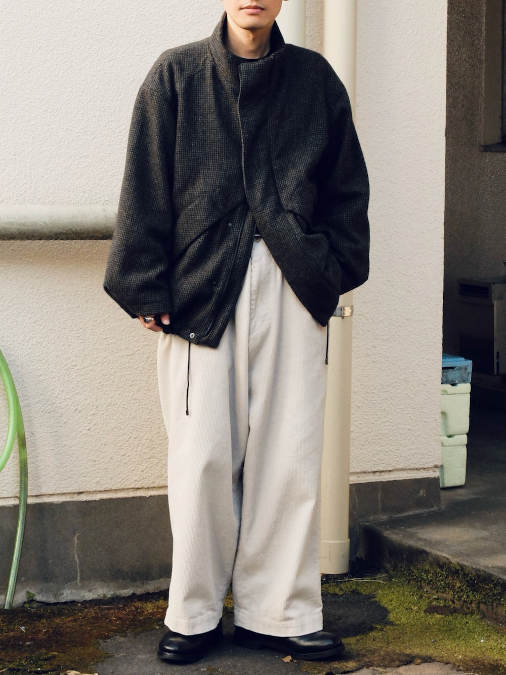 「冬コーデ、ブルゾン、shiun、シウン、モノトーン、きれいめカジュアル、大人コーデ、休日スタイル、低身長、カーゴパンツ、ブーツ、冬アウター、クリスマスに着たい服、マイベストコーデ2023、クリスマスコーデ」｜「shiunのMILITARY STAND COLLAR BLOUSON（ブルゾン、ブラウン系）」を使った、ゆっきーさん（骨格ウェーブ・メンズ・165cm）の冬コーディネートの3枚目の写真