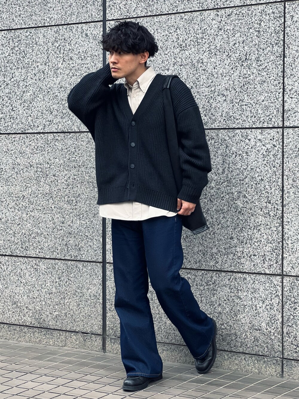 「似合うラボに行こう、カーディガン、シャツスタイル、フレアパンツ、トートバッグ、シンプルコーデ、モード、デートコーデ、春コーデ、春服みてみて、ブーツ、お出かけコーデ、低身長、デニム、春のおしゃ見えテクニック」｜「ADAM ET ROPE'の《FINAL PRICE》ボックス シルエット オーバー 畦カーディガン（カーディガン/ボレロ、ブラック系）」を使った、ゆっきーさん（骨格ウェーブ・メンズ・165cm）の春コーディネートの2枚目の写真