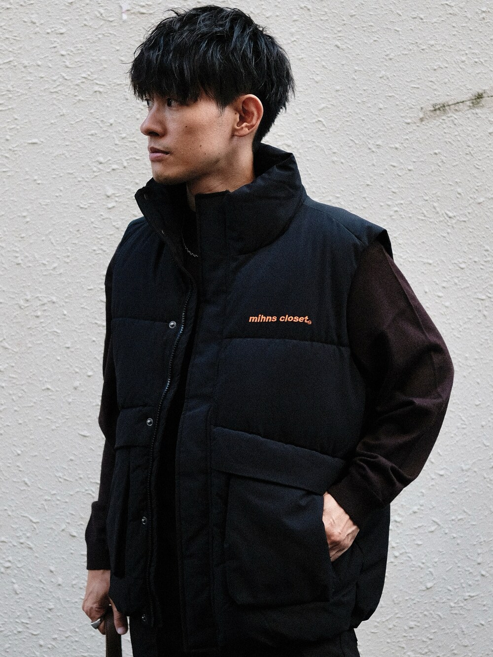 「秋っぽコーデ更新中、NONEED、mihns closet、ベスト、テーマパークコーデ、ダウンベスト、ブラウンコーデ、シンプルコーデ、休日スタイル、ニット、モックネック、スラックス、シューカット、フレアパンツ、PR」｜「mihns closetの【mihns closet/ミンズクローゼット】24AW パデッドショートベスト / 新色追加（ダウンベスト、ブラック系）」を使った、ゆっきーさん（骨格ウェーブ・メンズ・165cm）の秋コーディネートの2枚目の写真