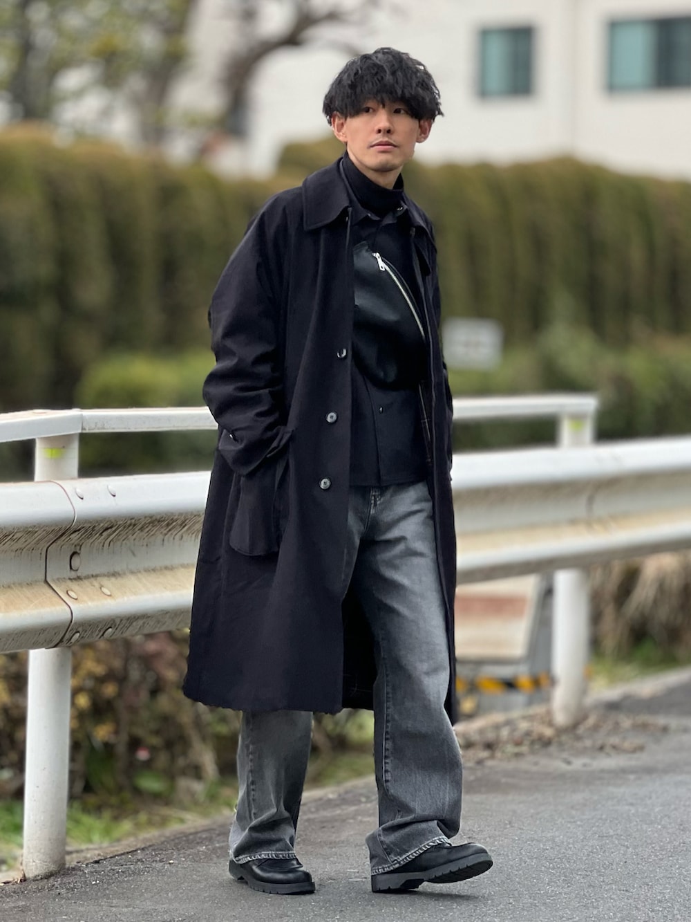 「RHYTHR、コート、冬コーデ、冬アウター、ロングコート、シンプルコーデ、デートコーデ、きれいめカジュアル、大人カジュアル、モノトーンコーデ、プチプラ、ショルダーバッグ、デニム、低身長、チェック」｜「KLEMANの＜KLEMAN（クレマン）＞ FRODAN/シューズ（ドレスシューズ、ブラック系）」を使った、ゆっきーさん（骨格ウェーブ・メンズ・165cm）の冬コーディネートの3枚目の写真