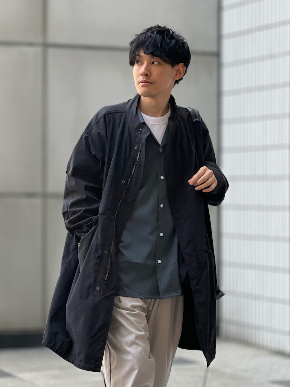 「春服デビュー宣言、SITRY、きれいめカジュアル、大人カジュアル、春服みてみて、春コーデ、シャツスタイル、ローファー、プチプラ、スラックス、モノトーン、休日スタイル、シンプルコーデ、低身長、ボーダートップス」｜「SITRYのDrape Open Collar Shirt/ドレープ オープンカラー シャツ（シャツ/ブラウス、グレー系）」を使った、ゆっきーさん（骨格ウェーブ・メンズ・165cm）の春コーディネートの5枚目の写真