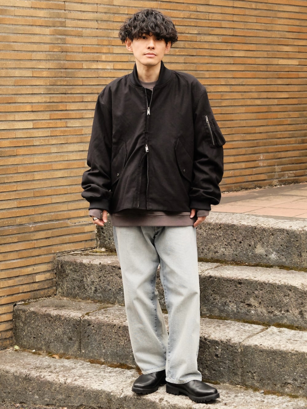 「RHYTHR、shiun、大人カジュアル、大人コーデ、シンプルコーデ、スウェット、MA-1、ブーツ、サイドゴアブーツ、デニム、クリスマスに着たい服、きれいめカジュアル、冬アウター、マイベストコーデ2023、クリスマスコーデ」｜「RHYTHRのアイテム（MA-1、ブラック系）」を使った、ゆっきーさん（骨格ウェーブ・メンズ・165cm）の冬コーディネートの2枚目の写真