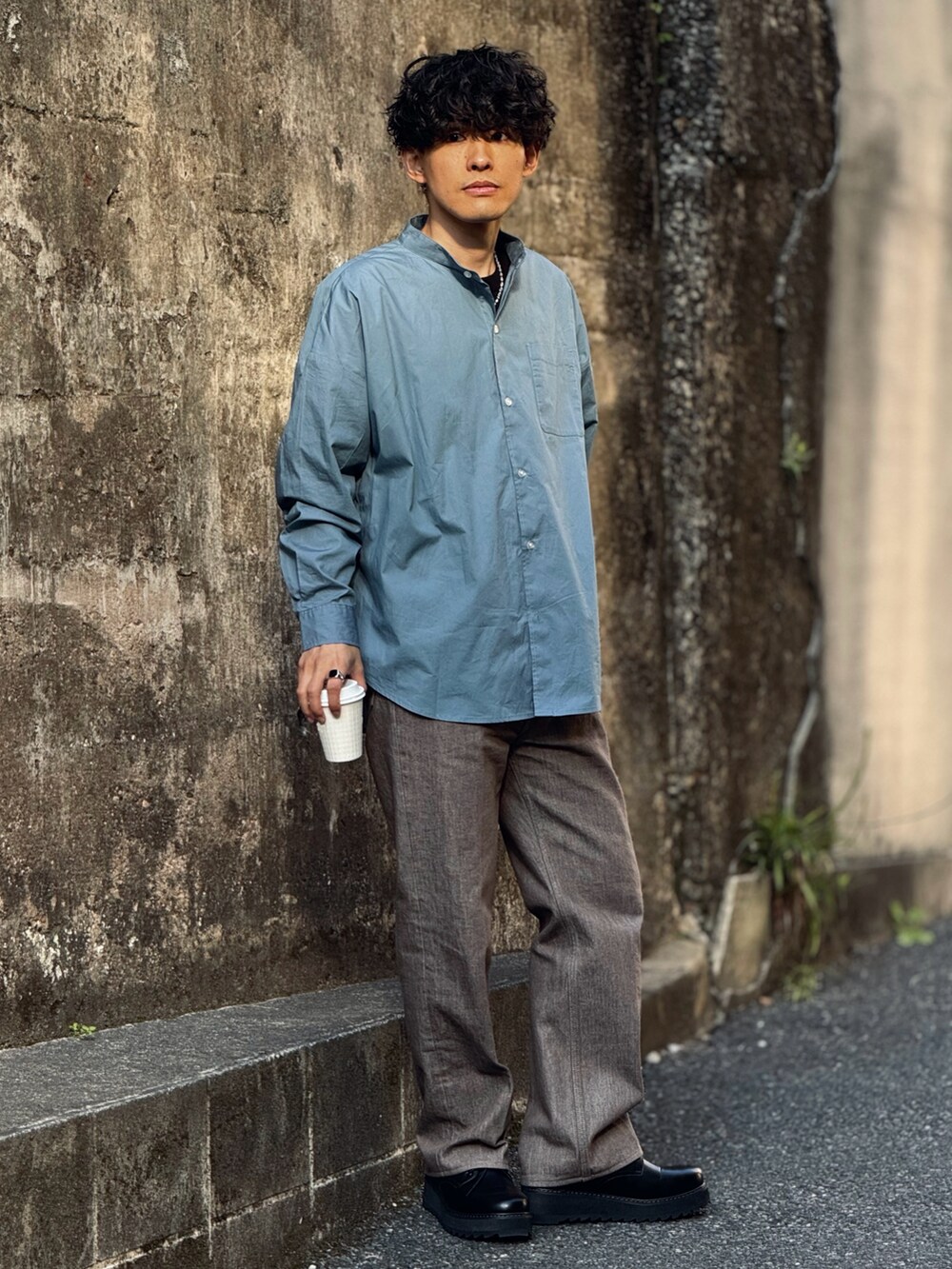 「春のおしゃ見えテクニック、春コーデ、春夏コーデ、シャツスタイル、STARTING OVER、シャツ、バンドカラーシャツ、きれいめカジュアル、デニム、プチプラ、大人カジュアル、お出かけコーデ、シンプルコーデ、低身長、低身長コーデ」｜「Starting Overのブロードビッグ無地ストライプ バンドカラーシャツ/レディース メンズ（シャツ/ブラウス、ブルー系）」を使った、ゆっきーさん（骨格ウェーブ・メンズ・165cm）の春コーディネートの2枚目の写真