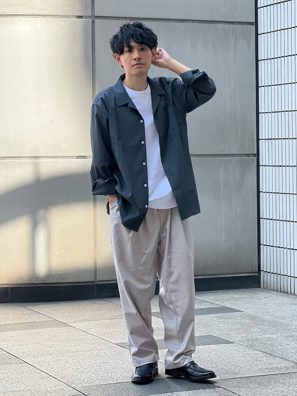「春服デビュー宣言、SITRY、きれいめカジュアル、大人カジュアル、春服みてみて、春コーデ、シャツスタイル、ローファー、プチプラ、スラックス、モノトーン、休日スタイル、シンプルコーデ、低身長、ボーダートップス」｜「SITRYのDrape Open Collar Shirt/ドレープ オープンカラー シャツ（シャツ/ブラウス、グレー系）」を使った、ゆっきーさん（骨格ウェーブ・メンズ・165cm）の春コーディネートの3枚目の写真
