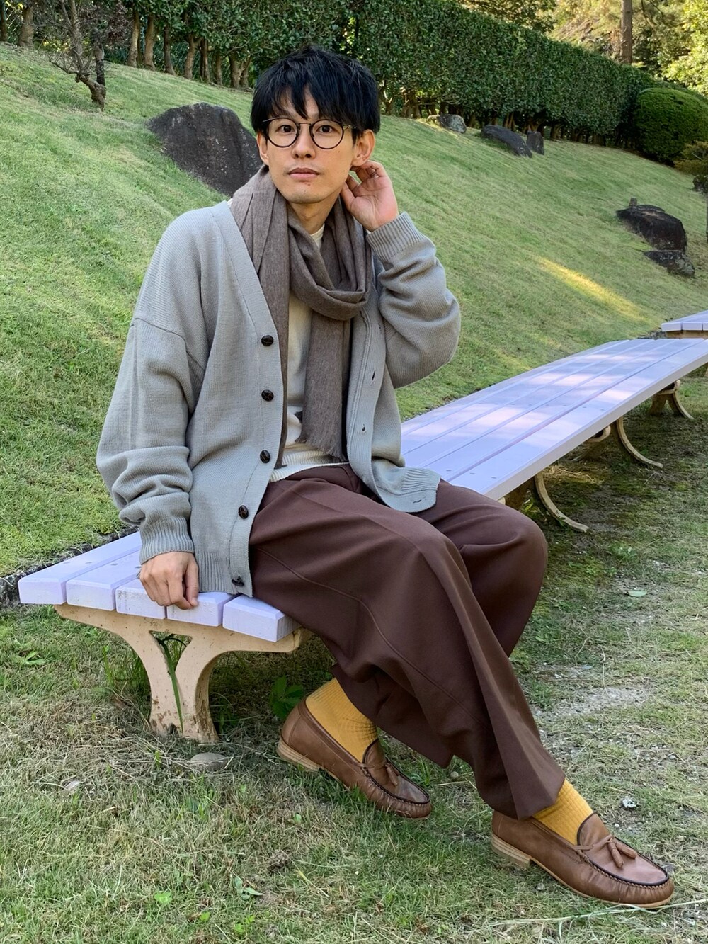 「カーディガン、ニット、ストール、マフラー、ローファー、UNIQLO、ワイドパンツ、ブラウン、プチプラ、さつまいも、メガネ男子、低身長、30代、秋コーデ、モノマート」|「MONO-MARTのボリュームニットルーズカーディガン Autumn-Winter 2021(カーディガン/ボレロ、グレー系)」を使った、ゆっきーさん(メンズ・165cm)の秋コーディネートの2枚目の写真