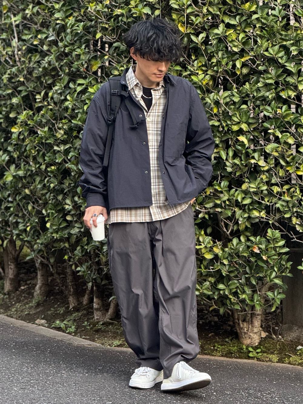 「春のおしゃ見えテクニック、春アウター、春コーデ、春色、シャツアウター、シャツスタイル、スポーツミックス、アウトドアスタイル、スポーツmix、きれいめカジュアル、大人カジュアル、低身長、シンプルコーデ、レイヤードスタイル、休日スタイル」｜「WEXLEYのSHELDRAKE CORDURA BALLISTIC BLACK（バックパック/リュック、ブラック系）」を使った、ゆっきーさん（骨格ウェーブ・メンズ・165cm）の春コーディネートの3枚目の写真