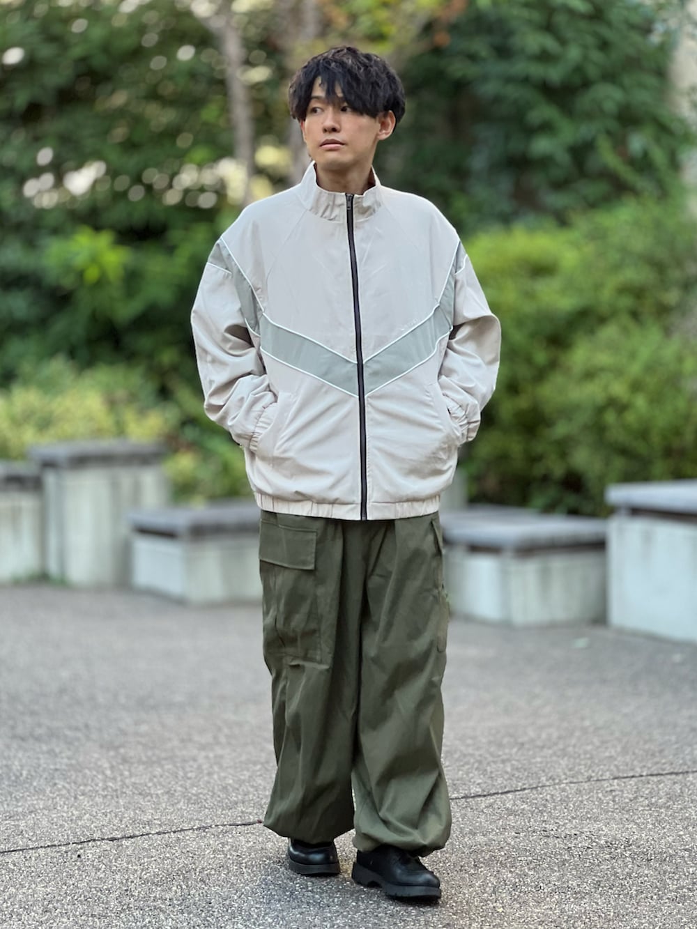 ホワイト系のジャージ、グリーン系のカーゴパンツ、ブラック系のドレスシューズを着用したメンズの秋コーディネートの4枚目の写真