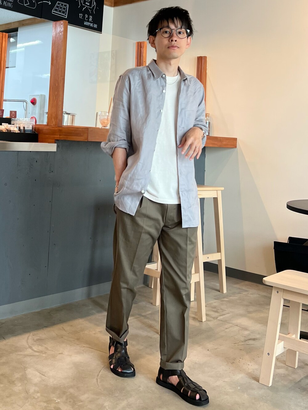 「春夏コーデ、プチプラ、シャツスタイル、大人コーデ、きれいめカジュアル、夏コーデ、グルカサンダル、チノパン、グリーン、カーキ、春コーデ、メガネ男子、リネンシャツ、カラーパンツ、低身長」|「URBAN RESEARCH ROSSO MENの『XLサイズ』リネン七分袖シャツ(シャツ/ブラウス、グレー系)」を使った、ゆっきーさん(メンズ・165cm)の春コーディネートの2枚目の写真