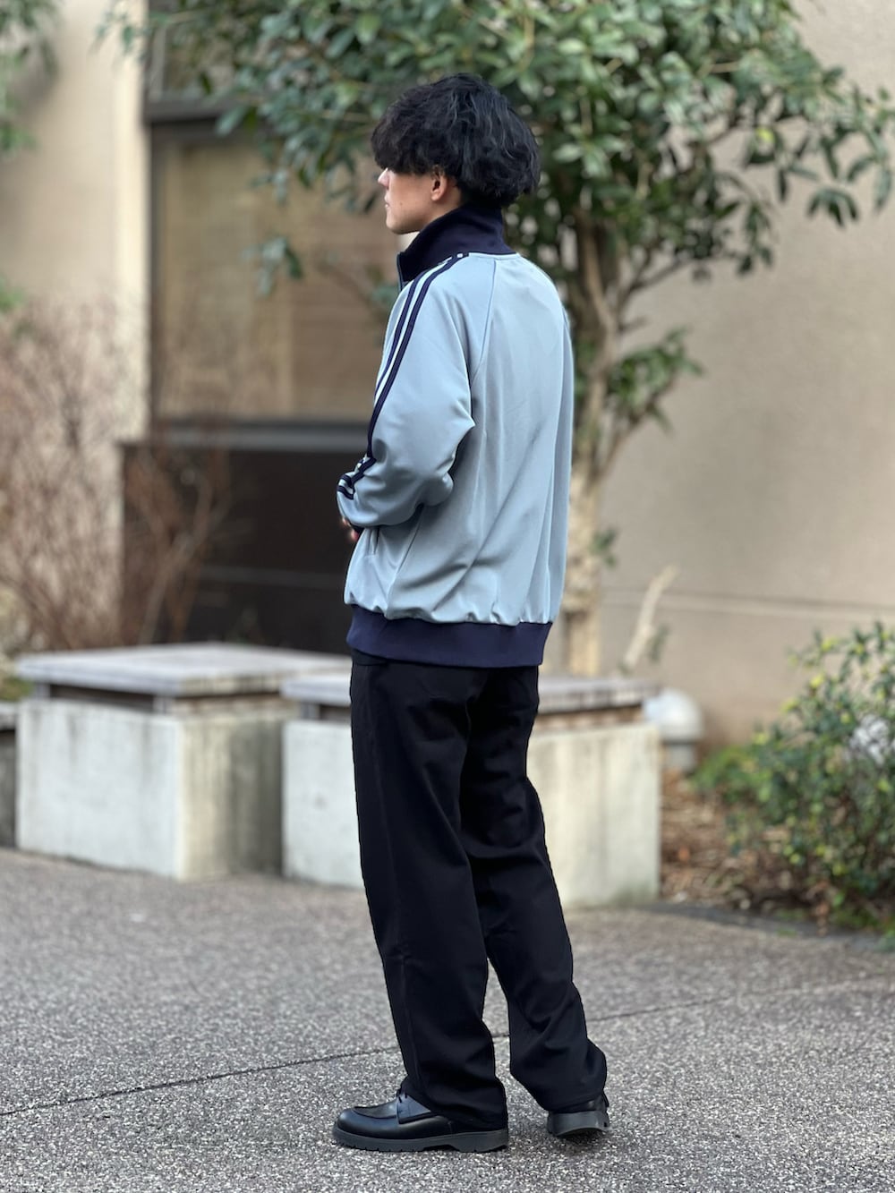 「confirm、コンファーム、きれいめカジュアル、レイヤードスタイル、ニット、ジャージ、プチプラ、シンプルコーデ、春色、休日スタイル、スラックス、スポーツミックス、春アウター、春コーデ、24ssトレンド」｜「Kappaの24SS 新色追加 【KAPPA】"WEB限定" 袖ラインジャージ / ベロア トラックジャケット ユニセックス（ジャージ、ブルー系）」を使った、ゆっきーさん（骨格ウェーブ・メンズ・165cm）の冬コーディネートの5枚目の写真