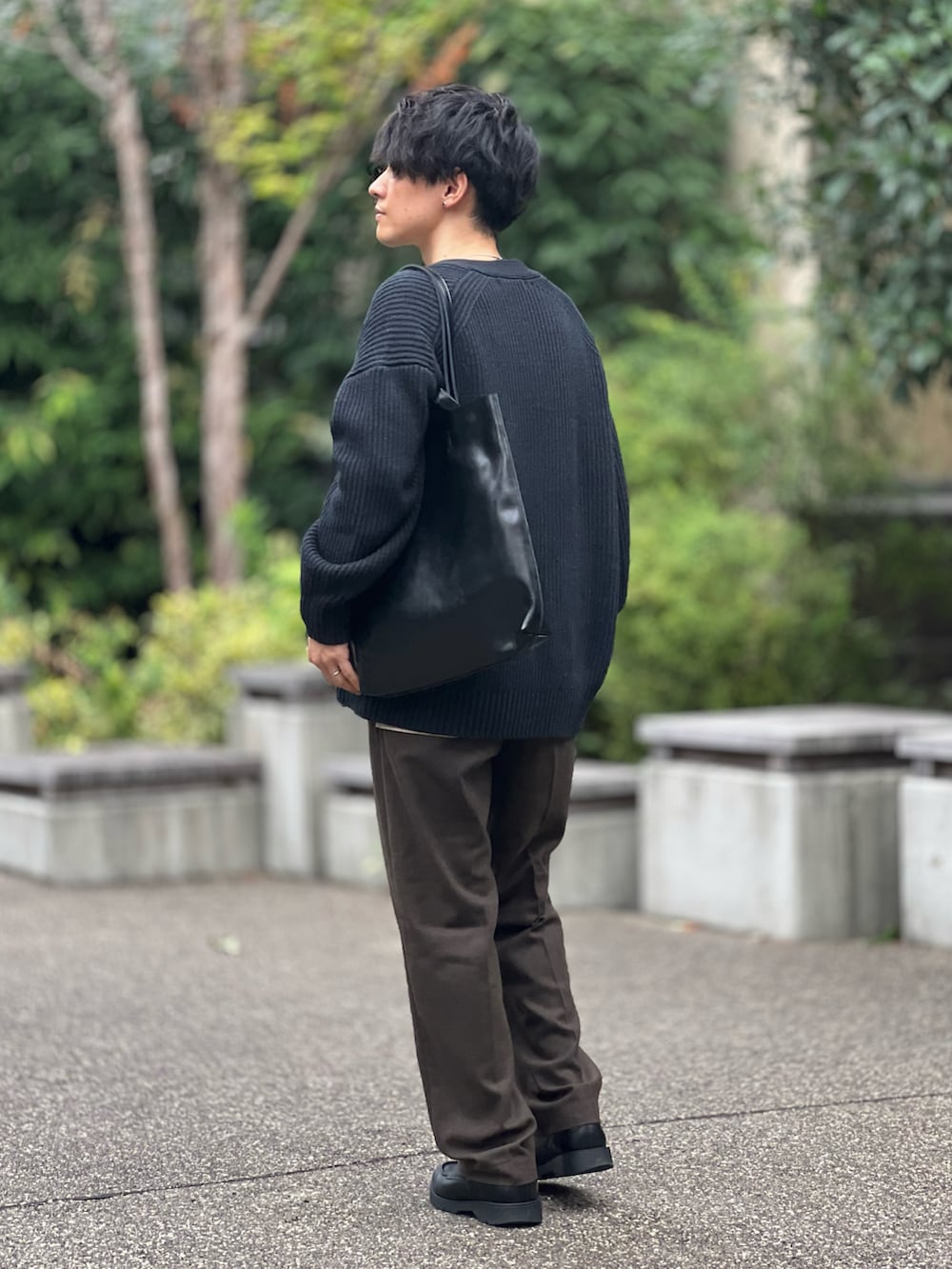 ブラック系のトートバッグ、ブラック系のカーディガン/ボレロ、ブラック系のドレスシューズを着用したメンズの秋コーディネートの2枚目の写真