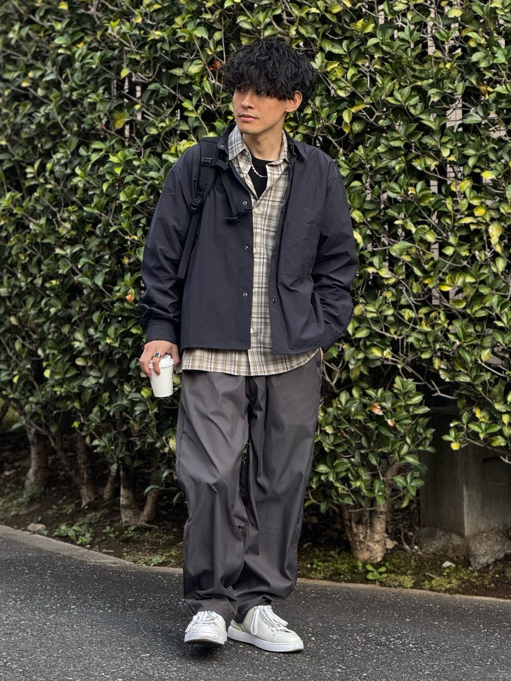「春のおしゃ見えテクニック、春アウター、春コーデ、春色、シャツアウター、シャツスタイル、スポーツミックス、アウトドアスタイル、スポーツmix、きれいめカジュアル、大人カジュアル、低身長、シンプルコーデ、レイヤードスタイル、休日スタイル」｜「WEXLEYのSHELDRAKE CORDURA BALLISTIC BLACK（バックパック/リュック、ブラック系）」を使った、ゆっきーさん（骨格ウェーブ・メンズ・165cm）の春コーディネートの4枚目の写真