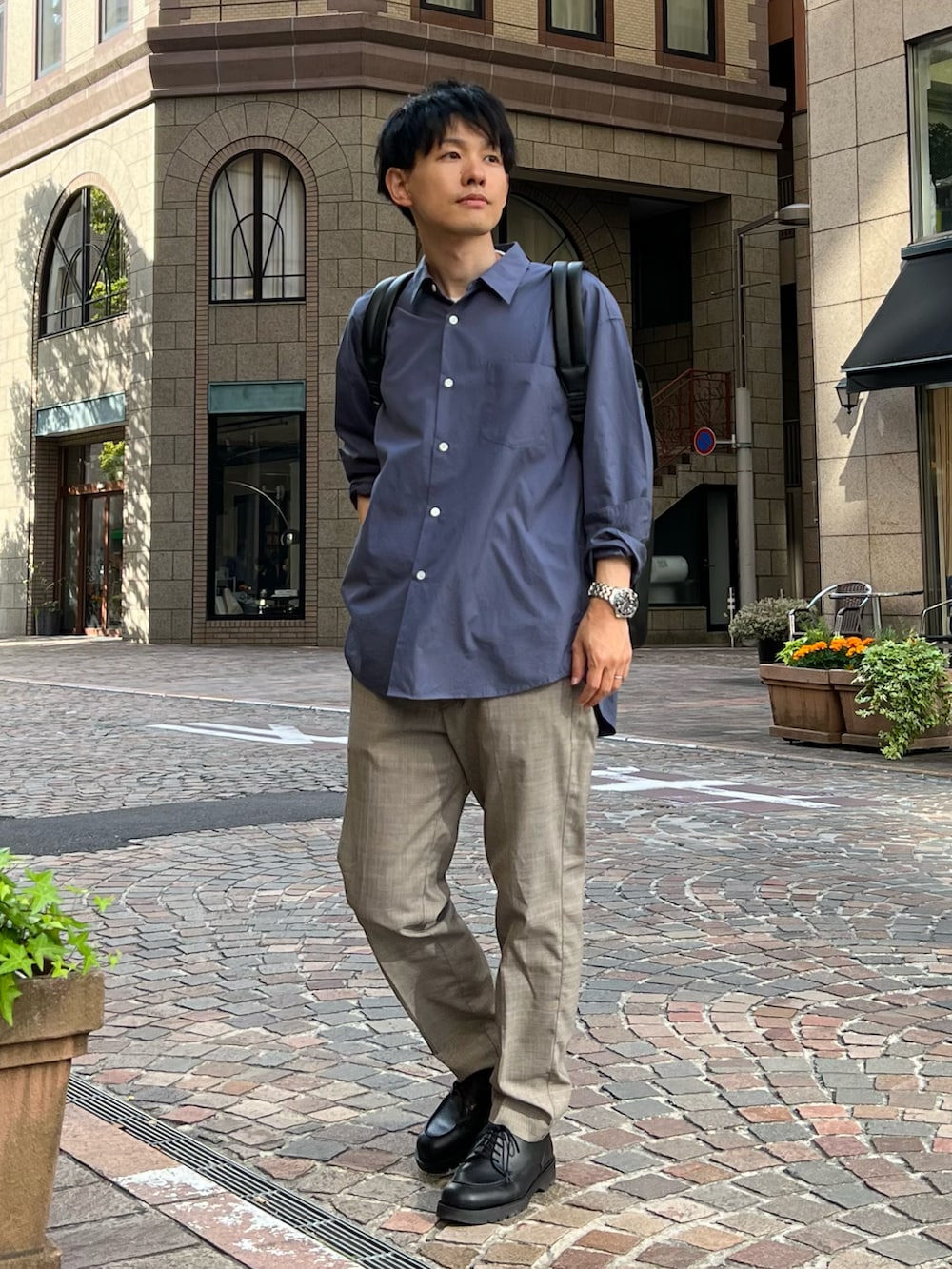 「休日スタイル、春夏コーデ、きれいめカジュアル、キレイめ、大人カジュアル、大人コーデ、オトナカジュアル、シャツスタイル、スラックス、チェック柄に恋してる、プチプラ、リュック、革靴、カラー×コーデ、シンプル」｜「THOMAS MASONのトーマスメイソンオーバーシャツ（シャツ/ブラウス、ブルー系）」を使った、ゆっきーさん（メンズ・165cm）の春コーディネートの2枚目の写真
