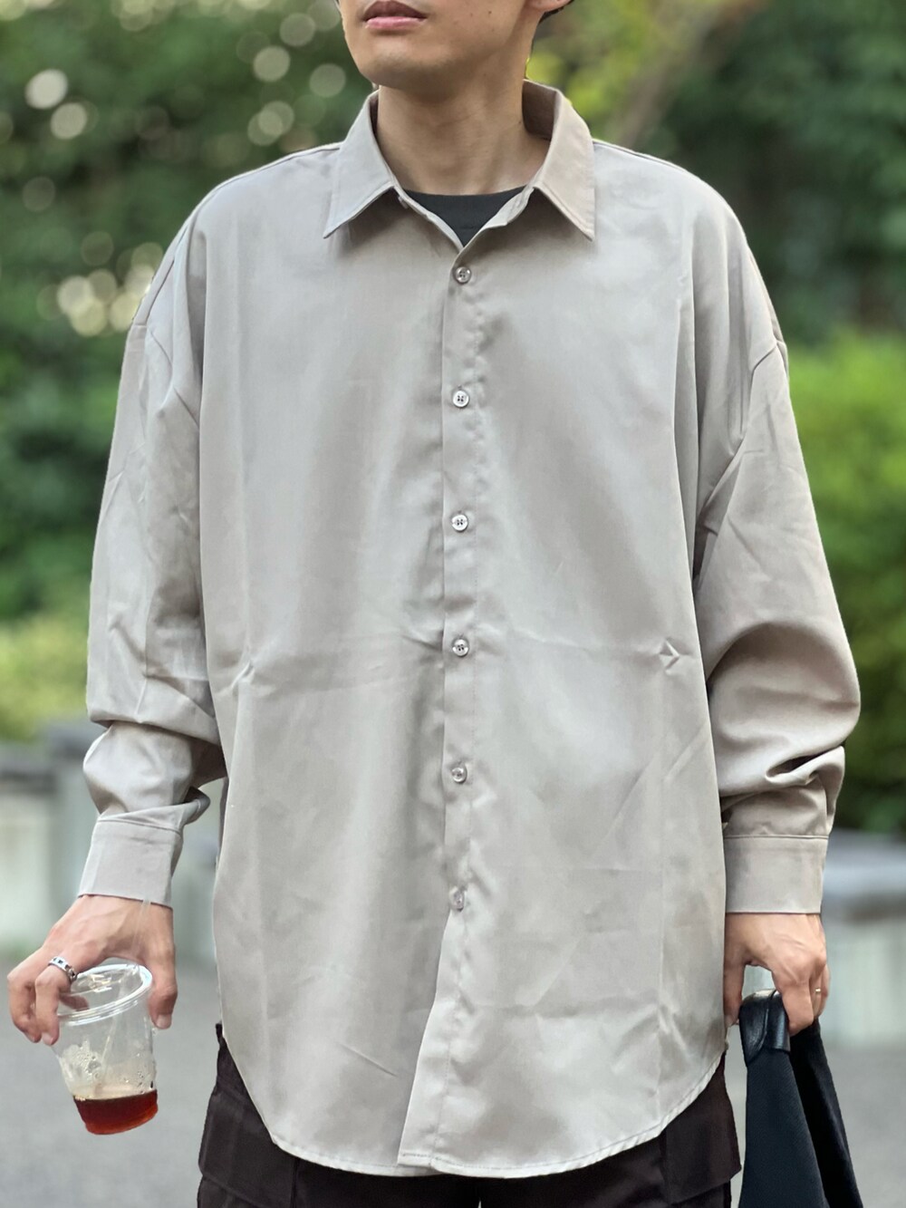 ベージュ系のシャツ/ブラウス、ブラック系のトートバッグ、ブラウン系のカーゴパンツを着用したメンズの秋コーディネートの5枚目の写真