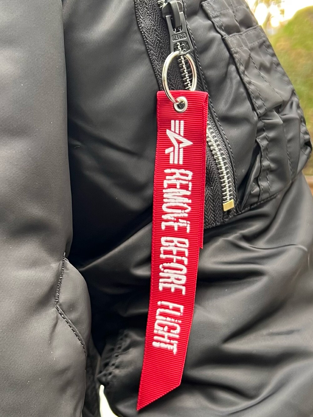「デニム、ブーツ、MA-1、チェック、マフラーぐるぐる、クリスマスに着たい服、ダウンジャケット、レイヤードスタイル、マイベストコーデ2022、赤、休日スタイル、大人カジュアル、プチプラ、シンプルコーデ」｜「ALPHAのAlpha Industries/アルファインダストリーズ MA-1タイト フライトジャケット（日本スペック）リバーシブル（MA-1、ブラック系）」を使った、ゆっきーさん（骨格ウェーブ・メンズ・165cm）の冬コーディネートの3枚目の写真