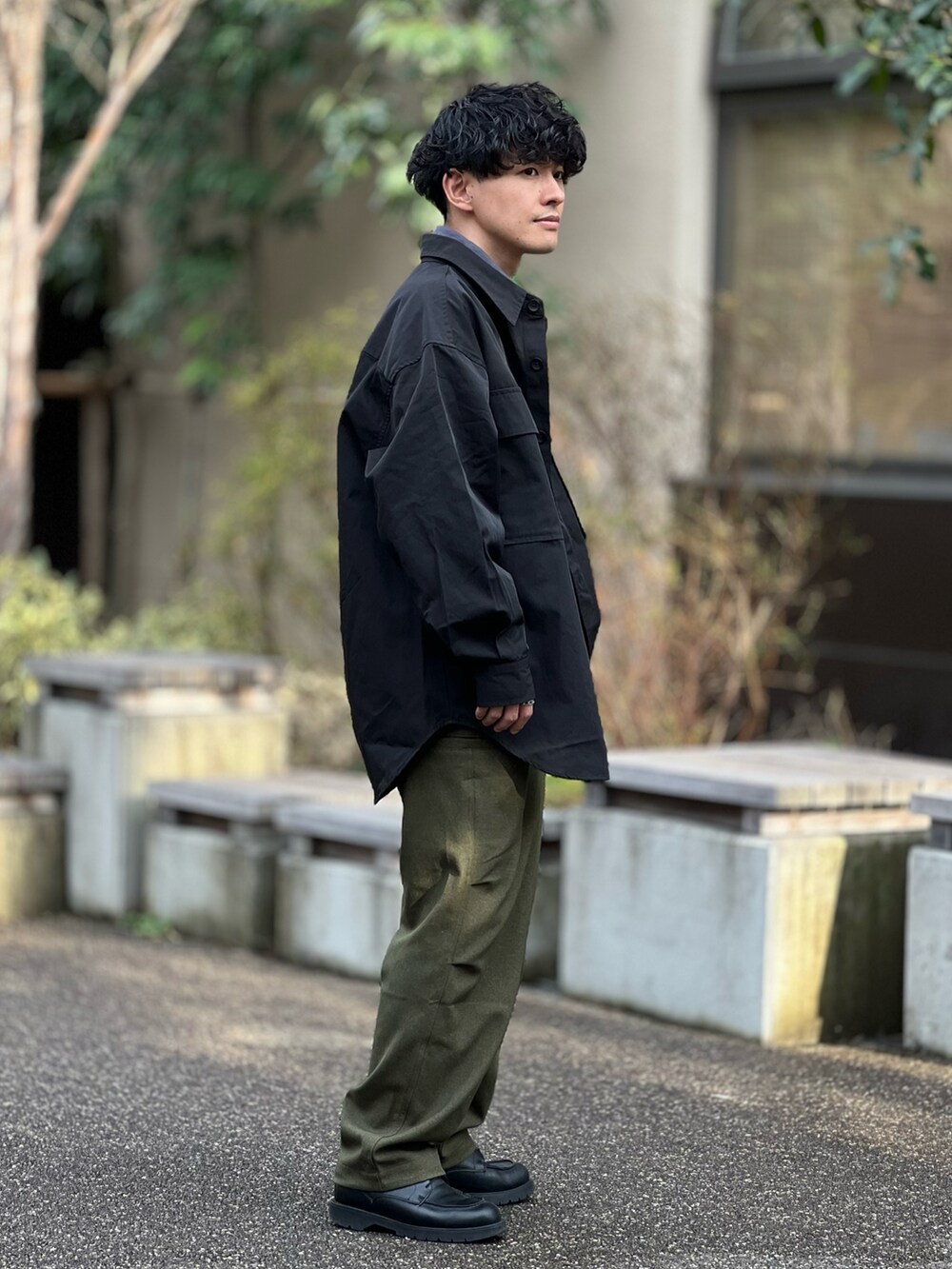 「似合うラボに行こう、serace、CPOジャケット、きれいめカジュアル、大人カジュアル、シンプルコーデ、レイヤードスタイル、レイヤード、プチプラ、カーゴパンツ、ハーフジップ、シャツスタイル、ストリート、春服みてみて、春コーデ」｜「SERACEの【SERACE】Long over military CPO shirt jacket / ロングオーバーミリタリーCPOシャツジャケット（ミリタリージャケット、ブラック系）」を使った、ゆっきーさん（骨格ウェーブ・メンズ・165cm）の春コーディネートの3枚目の写真