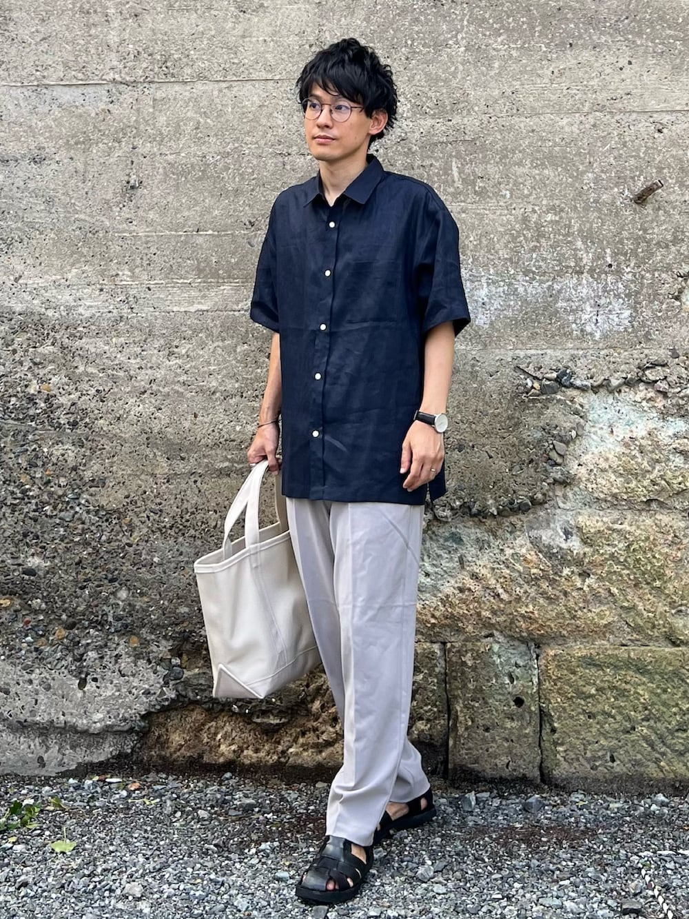 「夏コーデ、大人カジュアル、きれいめカジュアル、リネン、スラックス、グルカサンダル、低身長コーデ、30代、シャツスタイル、トートバッグ、プチプラ、夏セールで買いました、シンプルコーデ、キレイめ、メガネ男子」|「URBAN RESEARCH ROSSO MENの『XLサイズあり』リネンレギュラーカラー半袖シャツ(シャツ/ブラウス、ブルー系)」を使った、ゆっきーさん(メンズ・165cm)の夏コーディネートの2枚目の写真