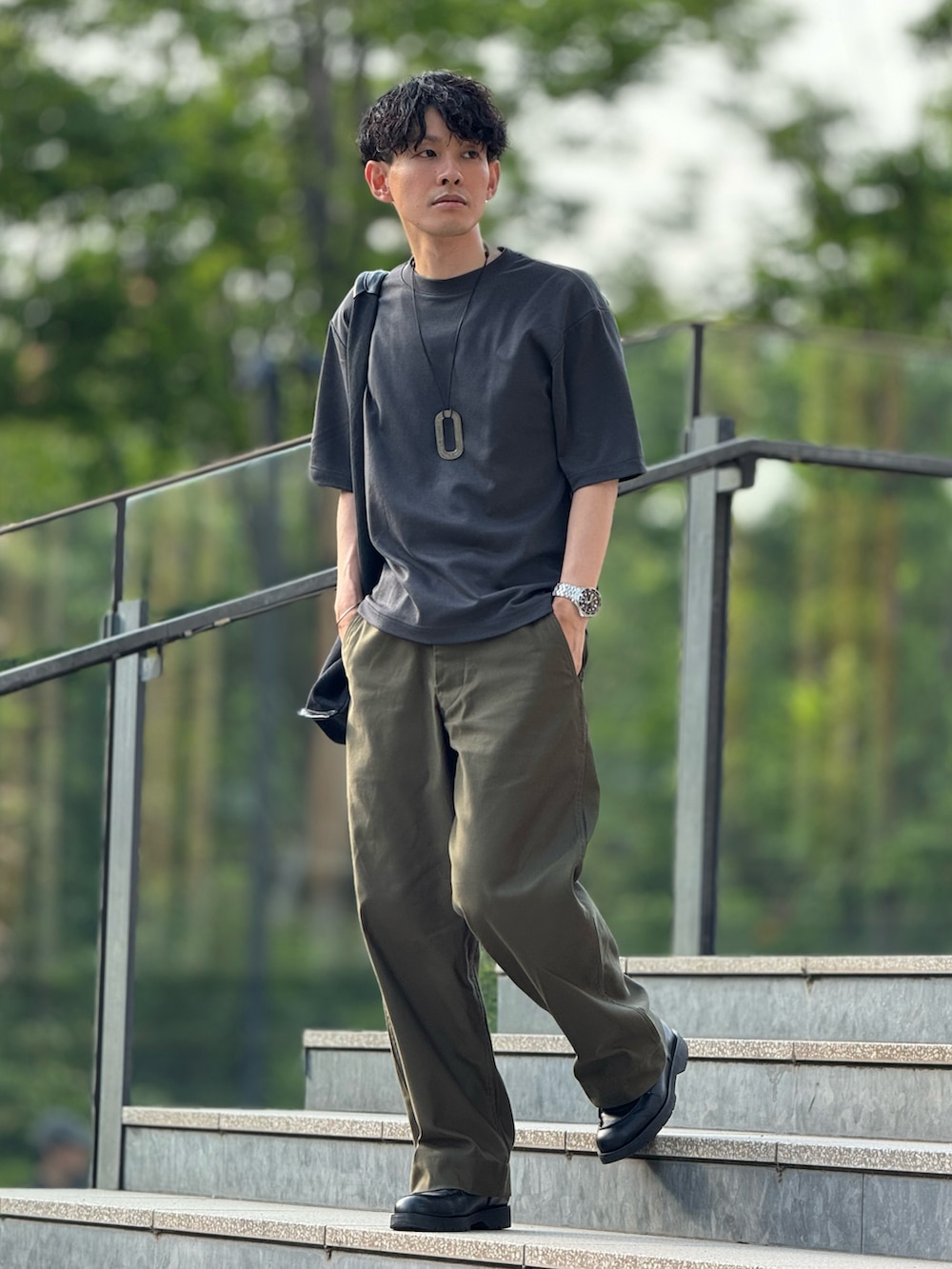 「プチプラ、夏コーデ、きれいめカジュアル、大人カジュアル、シンプルコーデ、Tシャツ、エアリズムコットンオーバーサイズTシャツ(５分袖)、低身長コーデ、低身長、チノパン、CIOTA、EDIFICE、大人コーデ、夏だ！Tシャツ着よう！、デートコーデ」｜「CIOTAの【CIOTA/シオタ】別スビンコットン モールスキンチノパン（パンツ、グリーン系）」を使った、ゆっきーさん（骨格ウェーブ・メンズ・165cm）の夏コーディネートの2枚目の写真