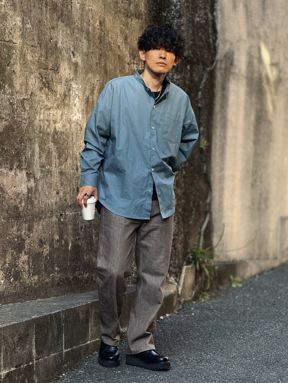 「春のおしゃ見えテクニック、春コーデ、春夏コーデ、シャツスタイル、STARTING OVER、シャツ、バンドカラーシャツ、きれいめカジュアル、デニム、プチプラ、大人カジュアル、お出かけコーデ、シンプルコーデ、低身長、低身長コーデ」｜「Starting Overのブロードビッグ無地ストライプ バンドカラーシャツ/レディース メンズ（シャツ/ブラウス、ブルー系）」を使った、ゆっきーさん（骨格ウェーブ・メンズ・165cm）の春コーディネートの4枚目の写真