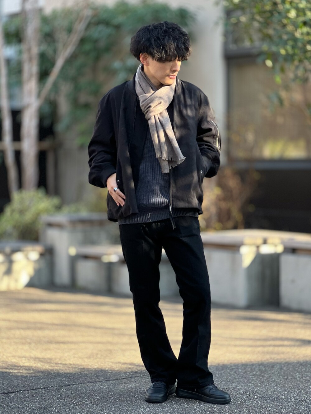 「今日のコスメと服、マイベストコーデ2023、デニム、ラフ、きれいめカジュアル、プチプラ、冬コーデ、ニット、レイヤードスタイル、マフラー、ストリート、低身長、モノトーン、モノトーンコーデ、大人カジュアル」｜「JiedaのOW FLARE DENIM PANTS（デニムパンツ、ブラック系）」を使った、ゆっきーさん（骨格ウェーブ・メンズ・165cm）の冬コーディネートの2枚目の写真